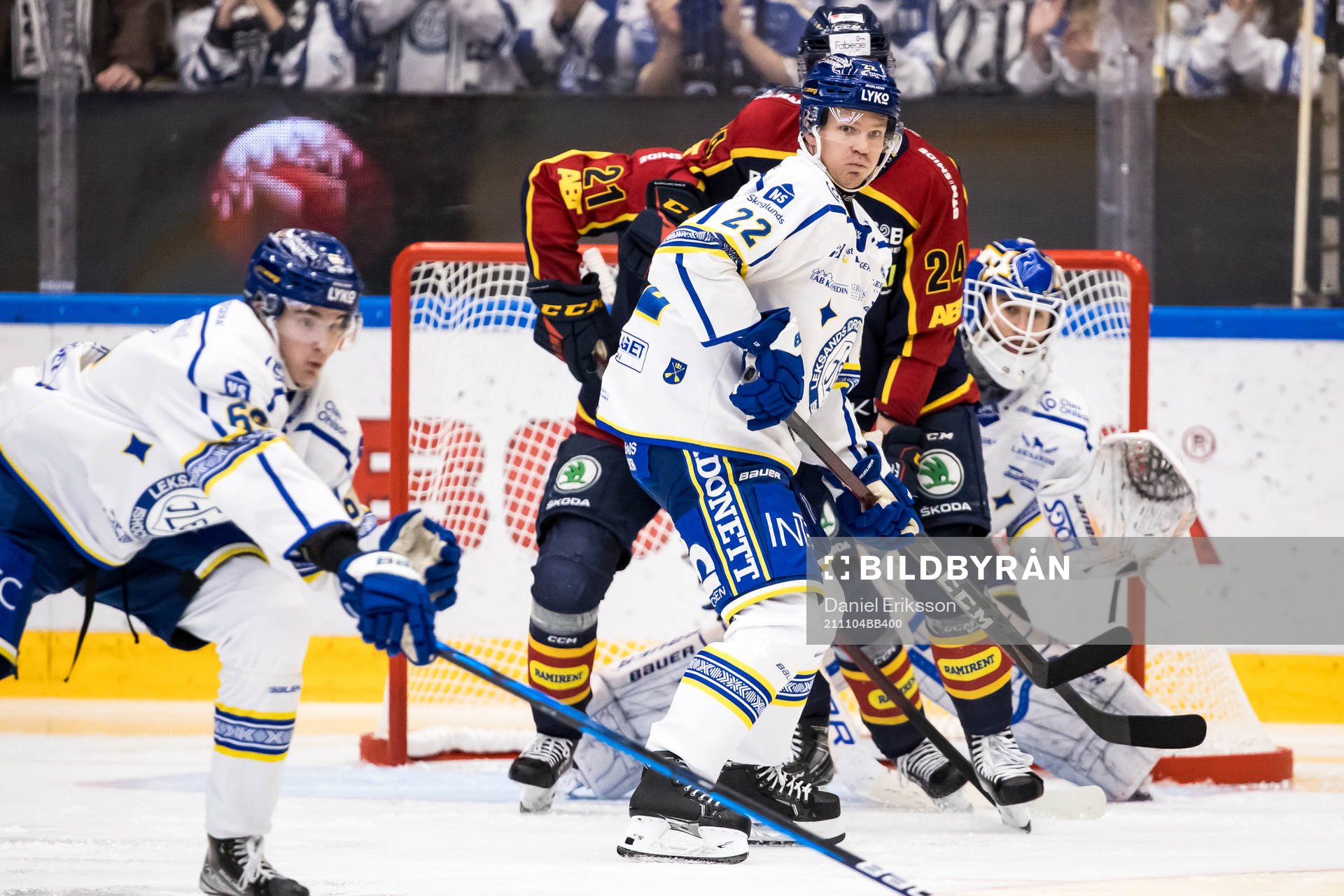 Leksands Tobias Ekberg framför Leksands målvakt Kasimir