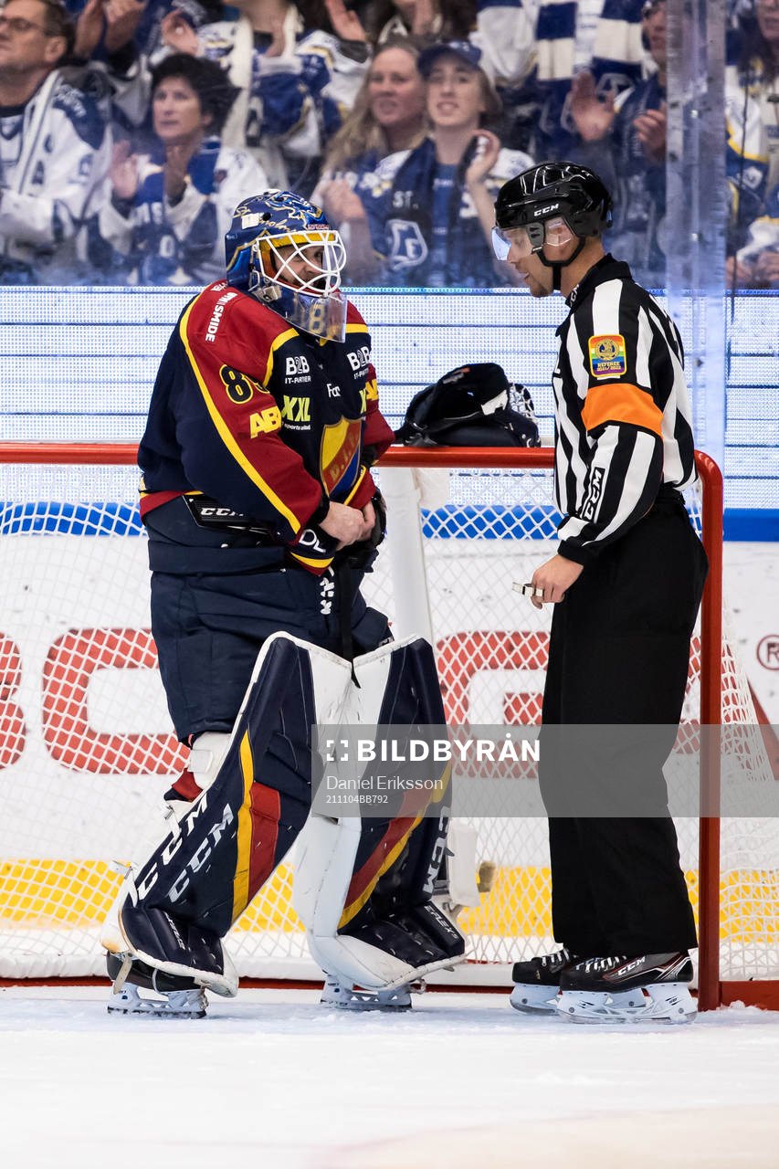 Djurgårdens målvakt Niklas Svedberg och Domare Andreas