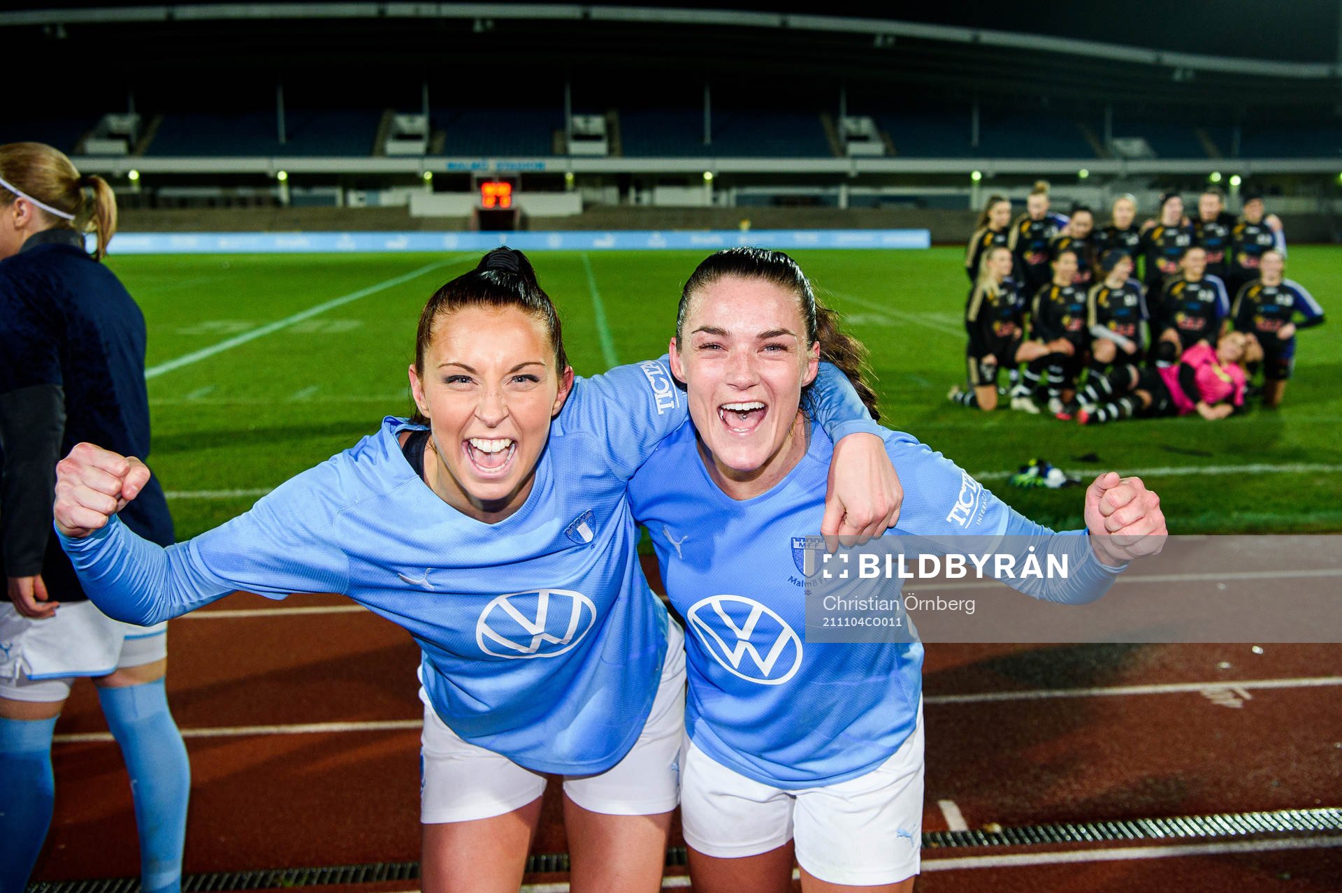 Malmö FFs Malin Gunnarsson och Saga Fredriksson jublar