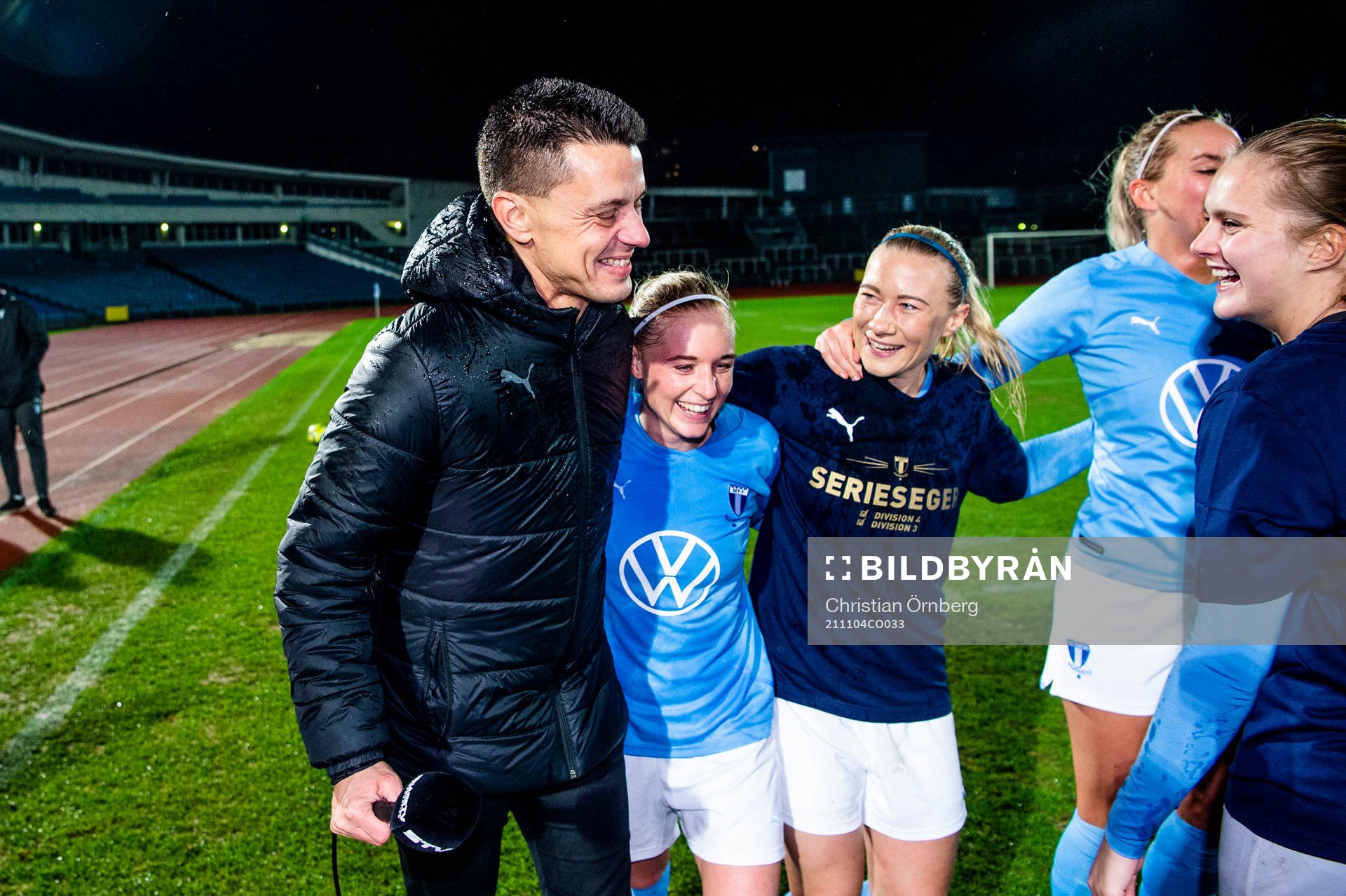Malmö FF tränare Fredrik Jahnfors firar seriesegern med