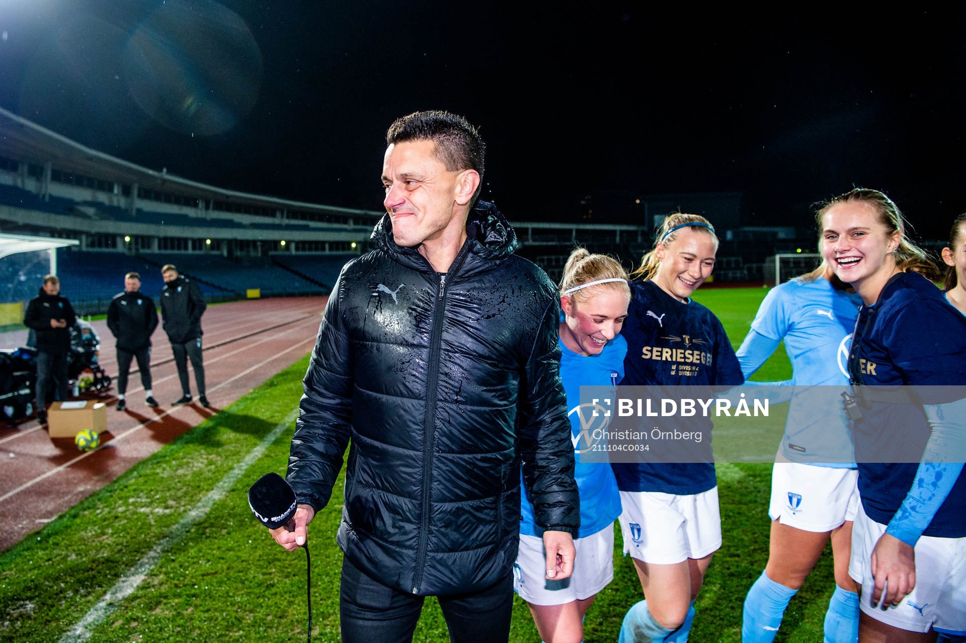 Malmö FF tränare Fredrik Jahnfors firar seriesegern med