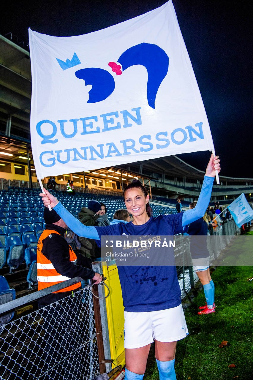 Malmö FFs Malin Gunnarsson firar seriesegern efter fotbollsmatchen mellan Malmö FF och Dalby/Genarp den 4 november 2021 i Malmö.