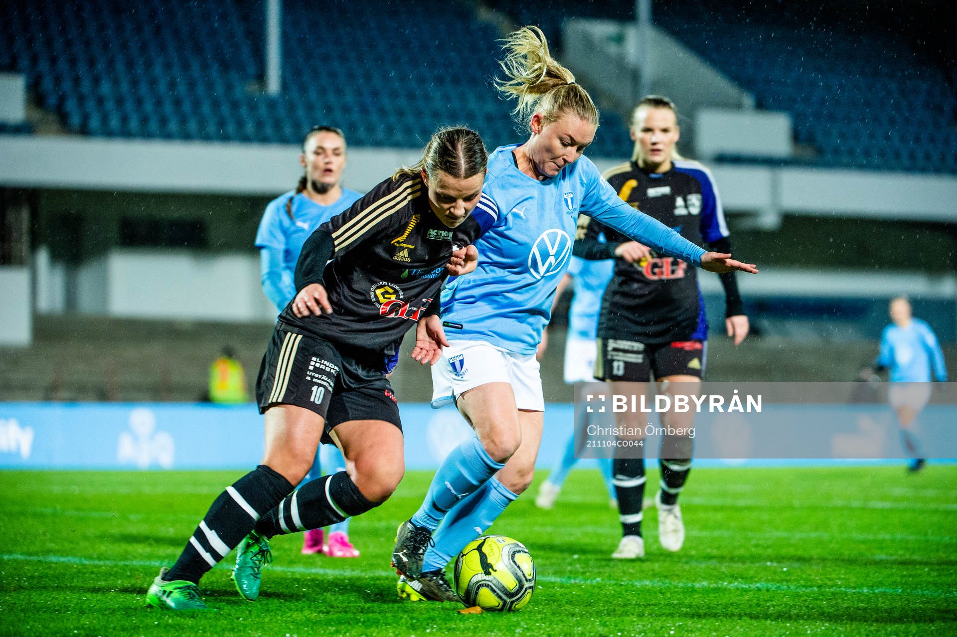 Dalby/Genarps Andrea Rosberg mot Malmö FFs Andrea Sjögren under fotbollsmatchen mellan Malmö FF och Dalby/Genarp den 4 november 2021 i Malmö.