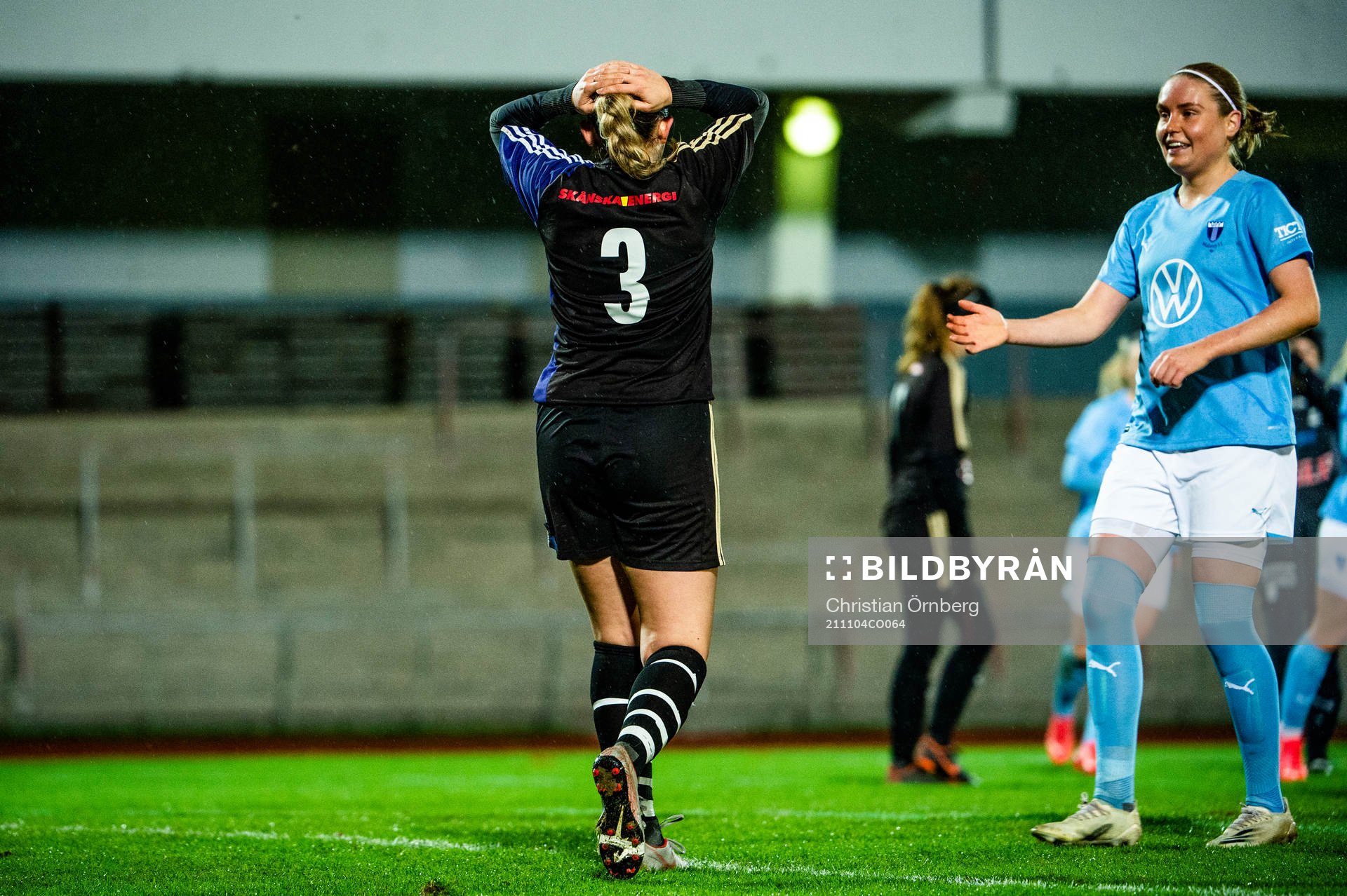 Malmö FFs Rebecka Holm tröstar Dalby/Genarps Siri Jemth