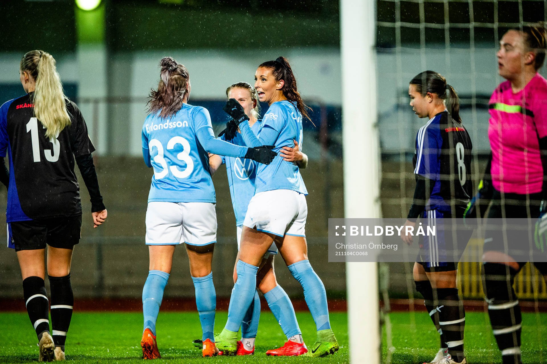 Malmö FFs Malin Gunnarsson jublar med lagkamraterna