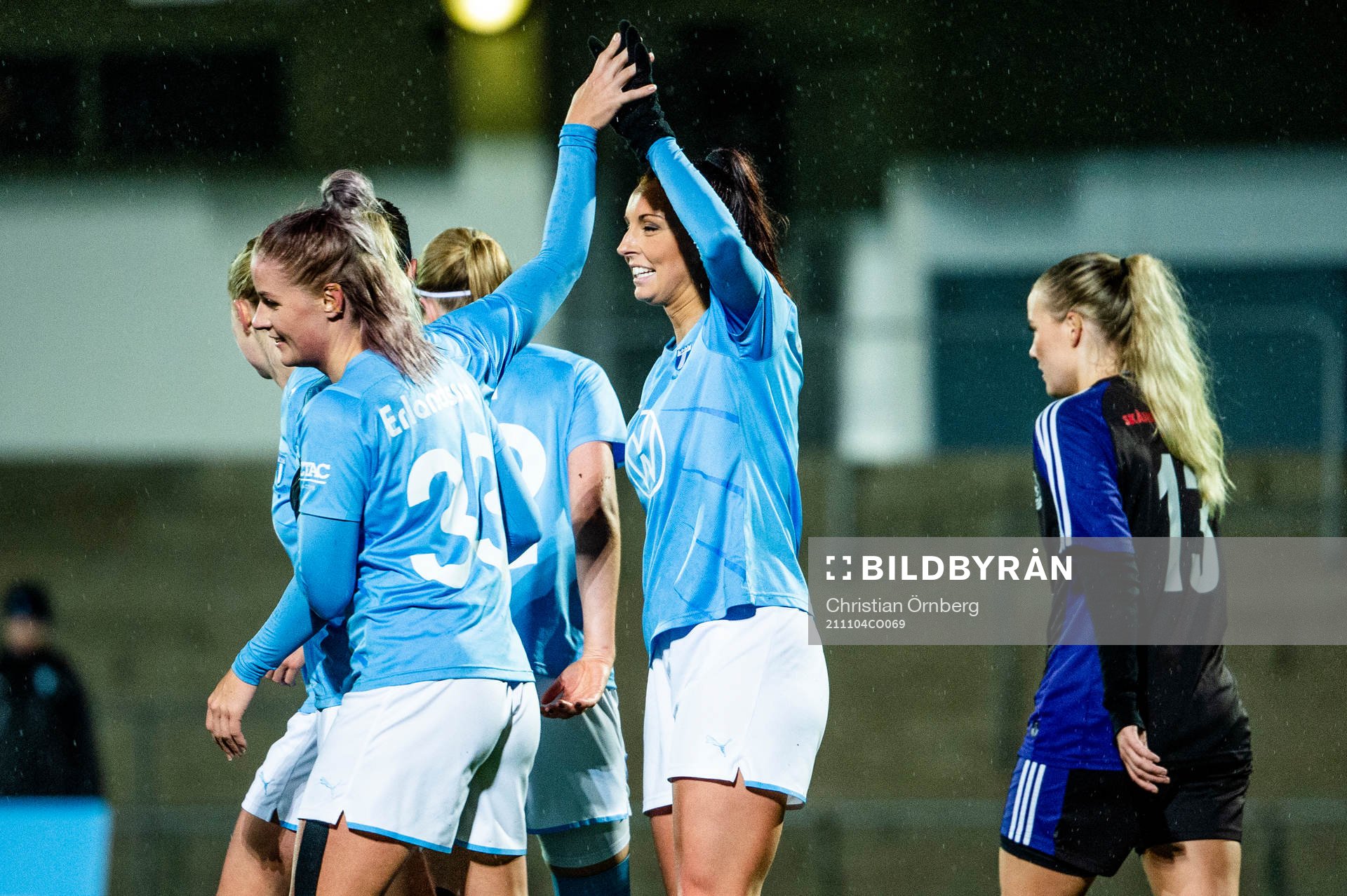 Malmö FFs Malin Gunnarsson jublar med lagkamraterna efter mål under fotbollsmatchen mellan Malmö FF och Dalby/Genarp den 4 november 2021 i Malmö.