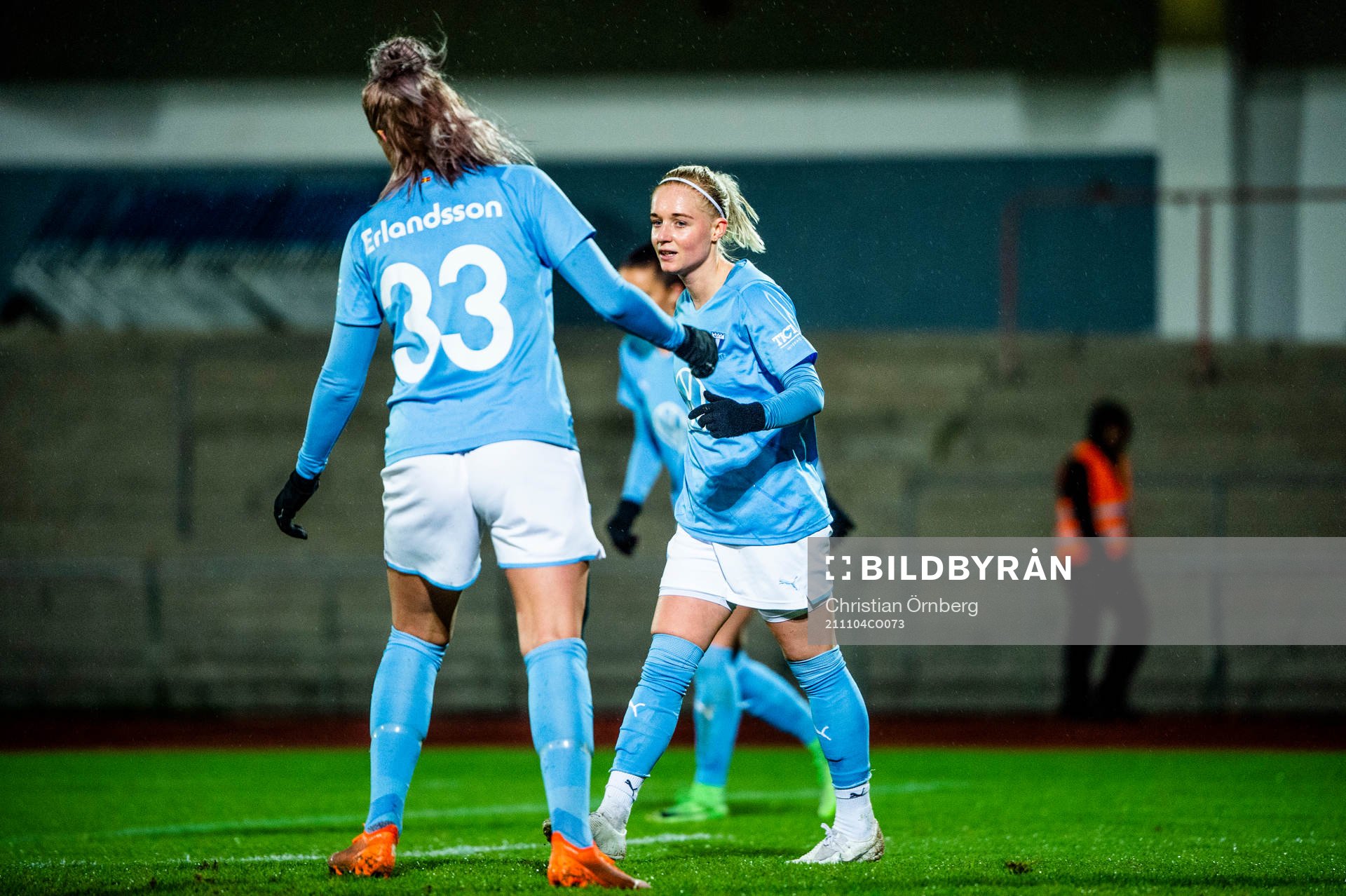 Malmö FFs Melina Skarström och Emelie Erlandsson jublar