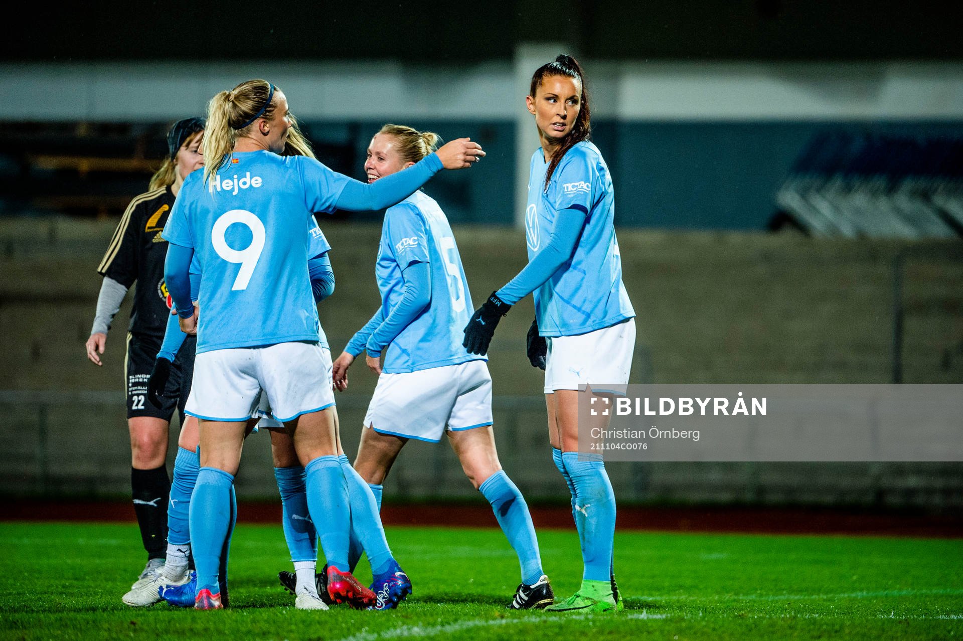 Malmö FFs Malin Gunnarsson jublar med lagkamraterna