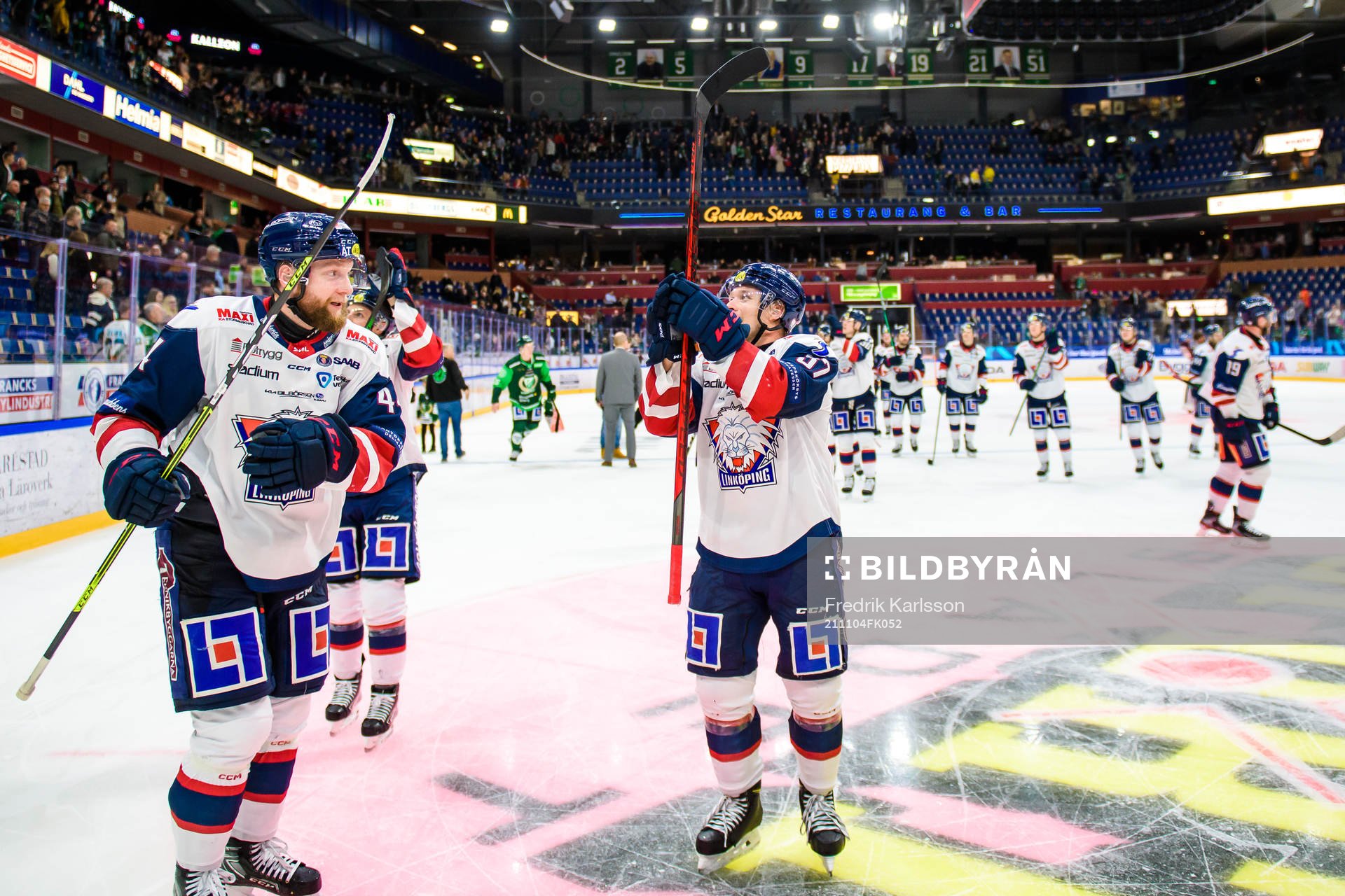 Linköpings Jonas Junland och Jesper Pettersson jublar och