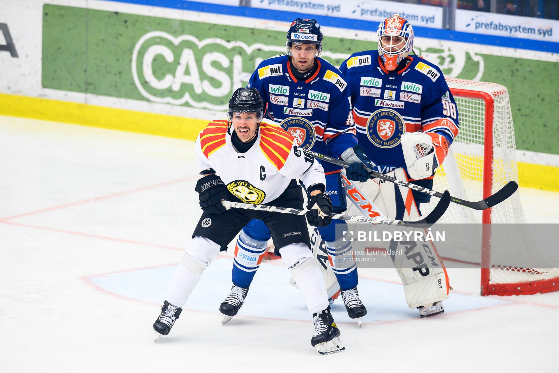 Brynäs Anton Rödin framför Växjös Peter Andersson och