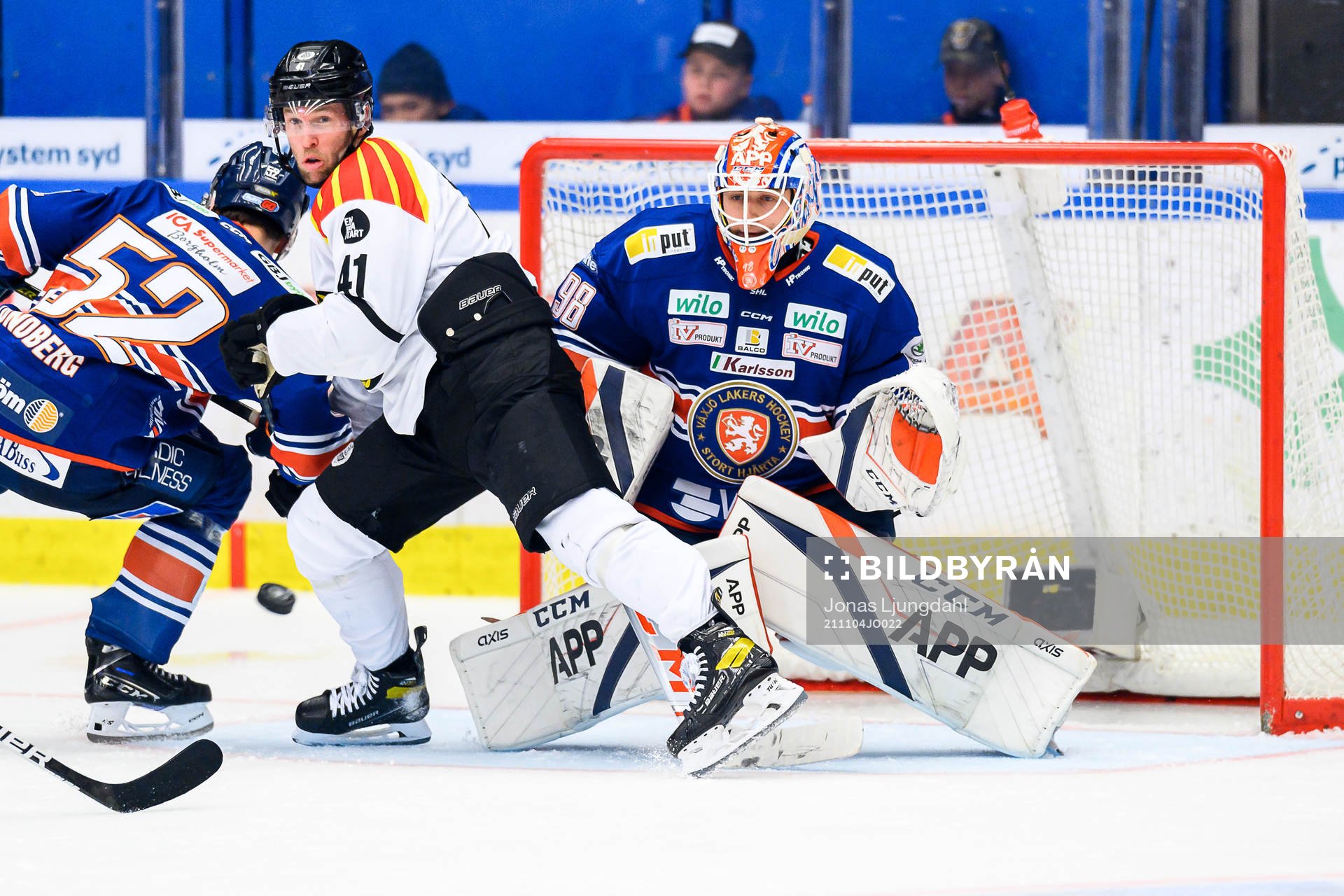 Brynäs Greg Scott oroar framför Växjös målvakt Janis