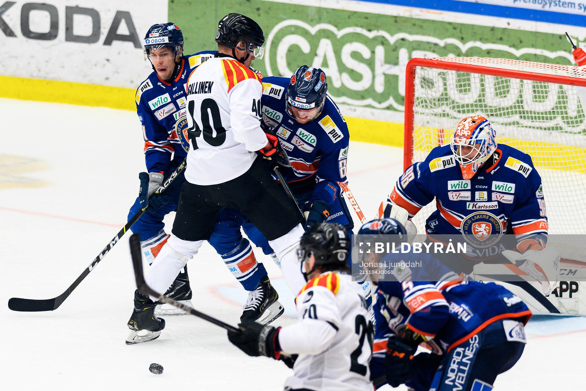Brynäs Tomi Sallinen oroar framför Växjös målvakt