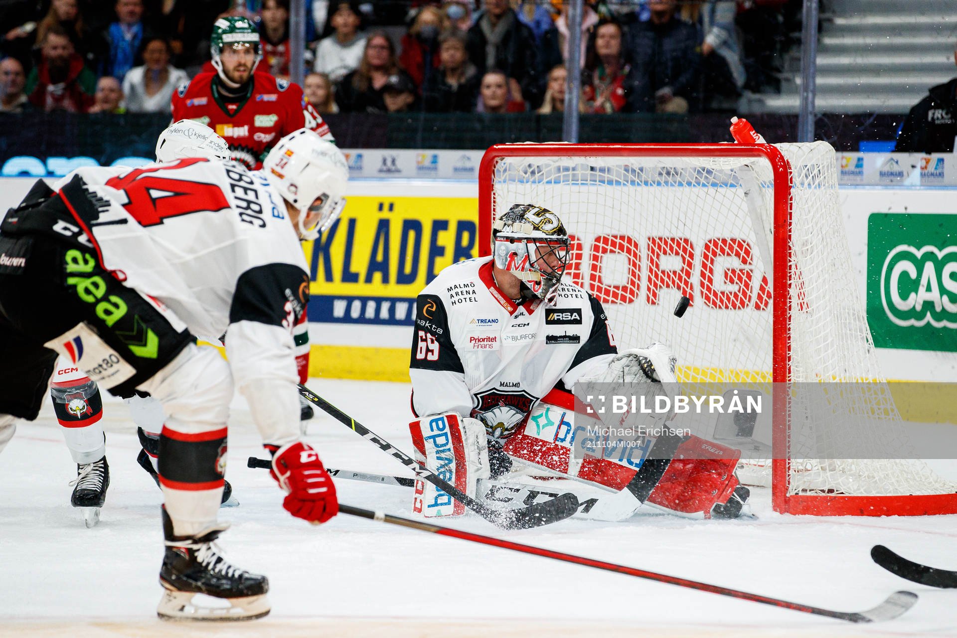 Malmö Redhawks målvakt Oscar Alsenfelt räddar skott