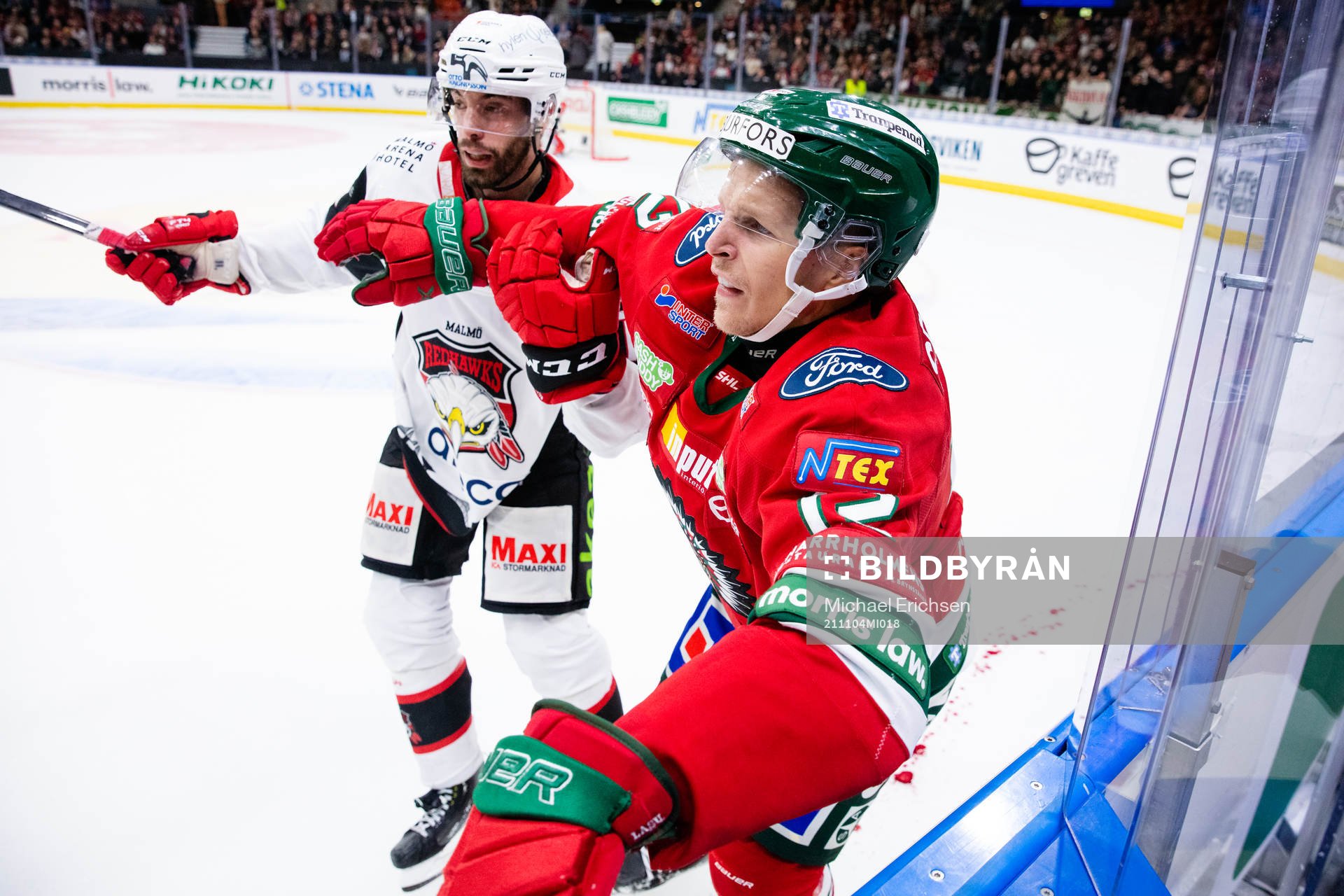 Malmö Redhawks Markus Lauridsen hjälper  Frölundas Max