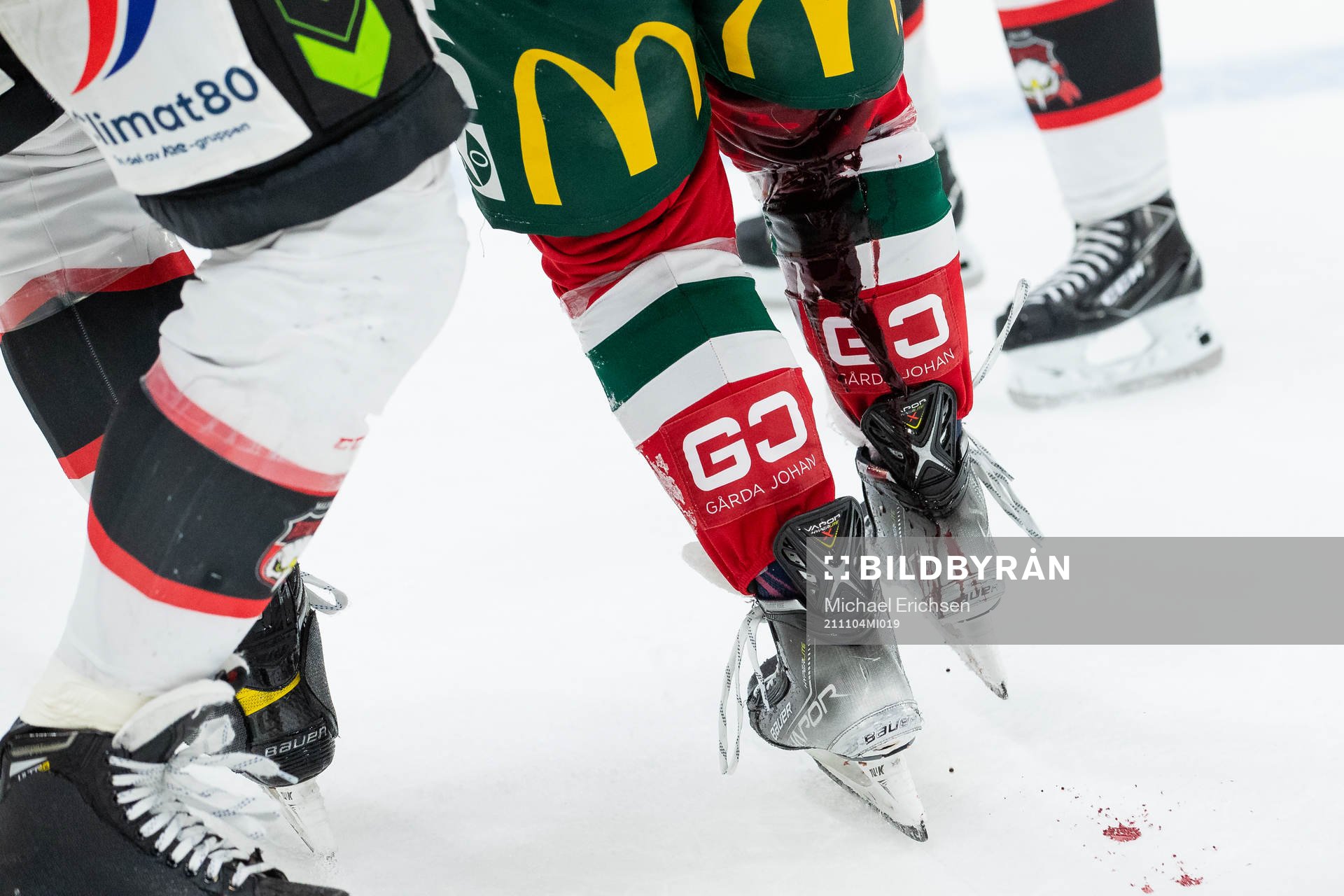Frölundas Max Friberg lämnar isen blödande