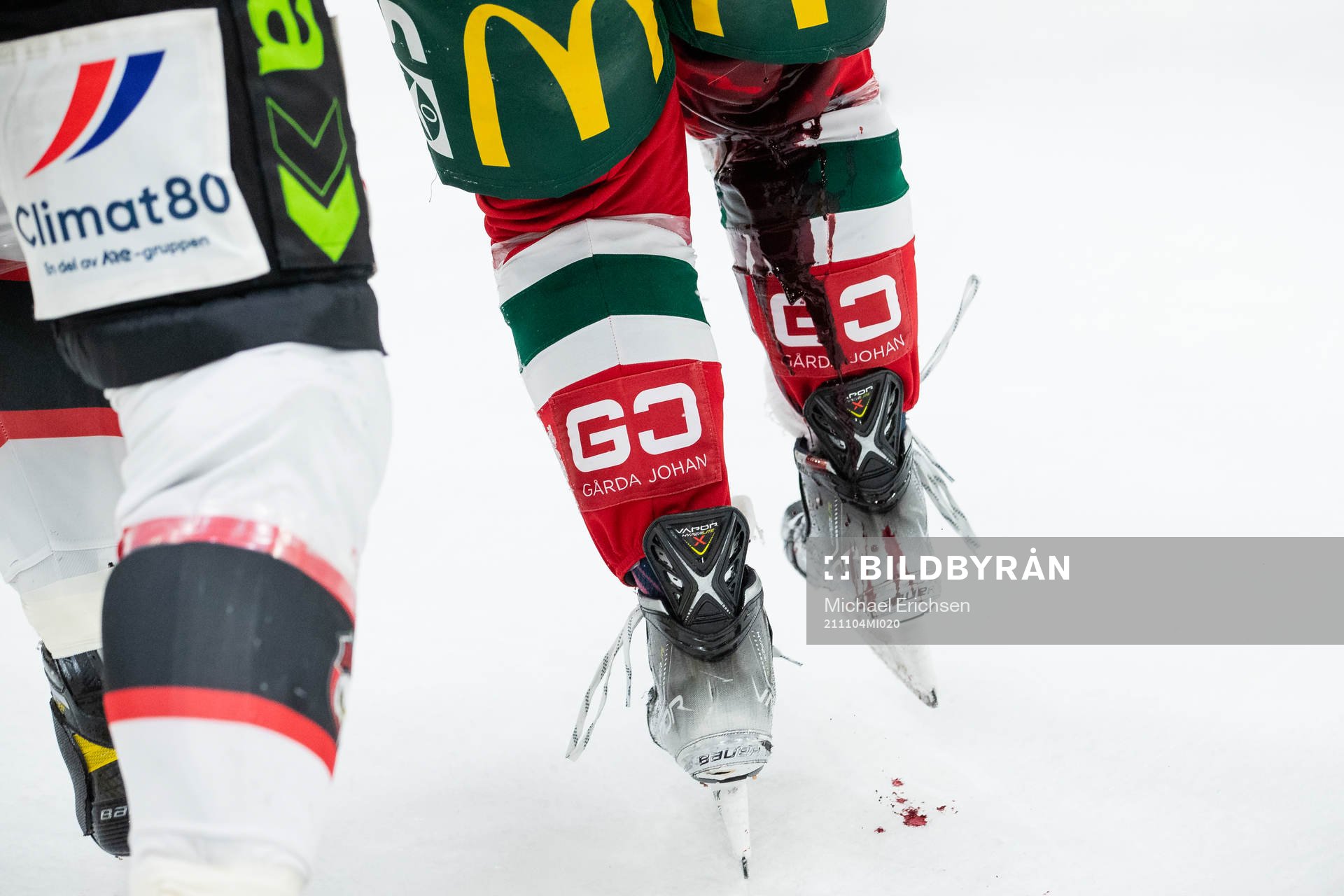 Frölundas Max Friberg lämnar isen blödande