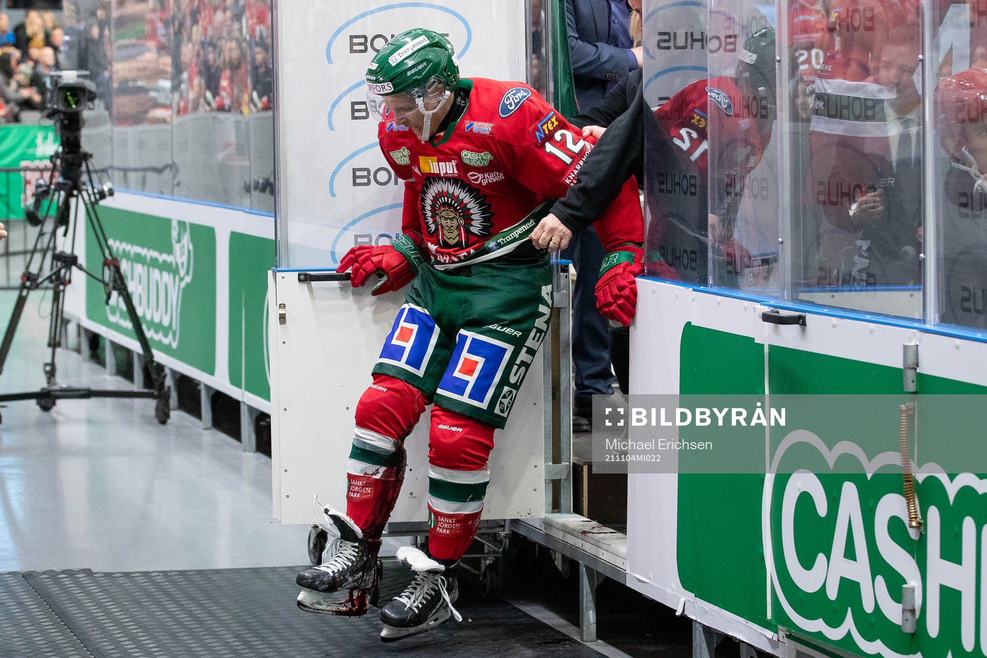 Frölundas Max Friberg lämnar isen blödande