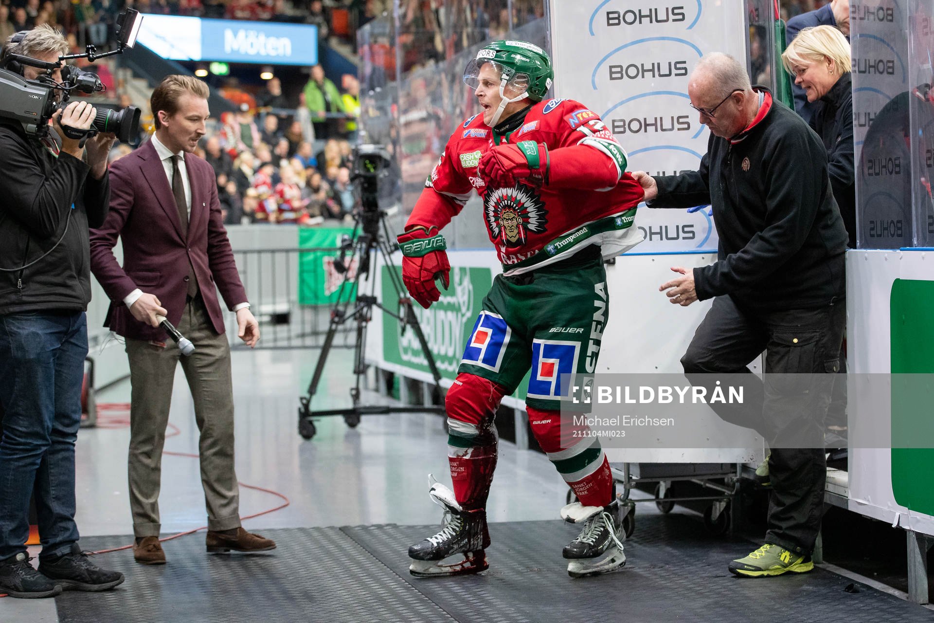 Frölundas Max Friberg lämnar isen blödande