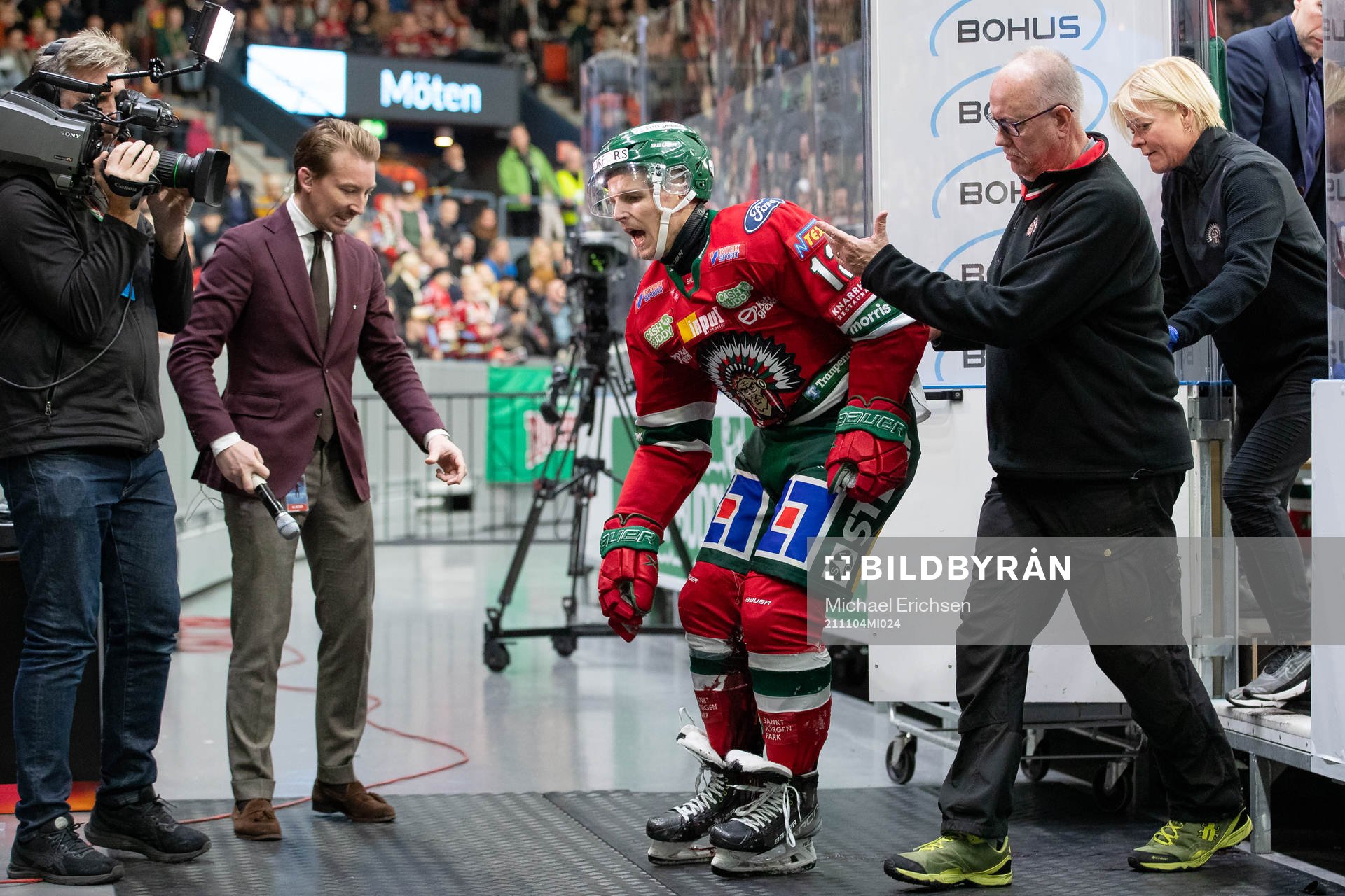 Frölundas Max Friberg lämnar isen blödande