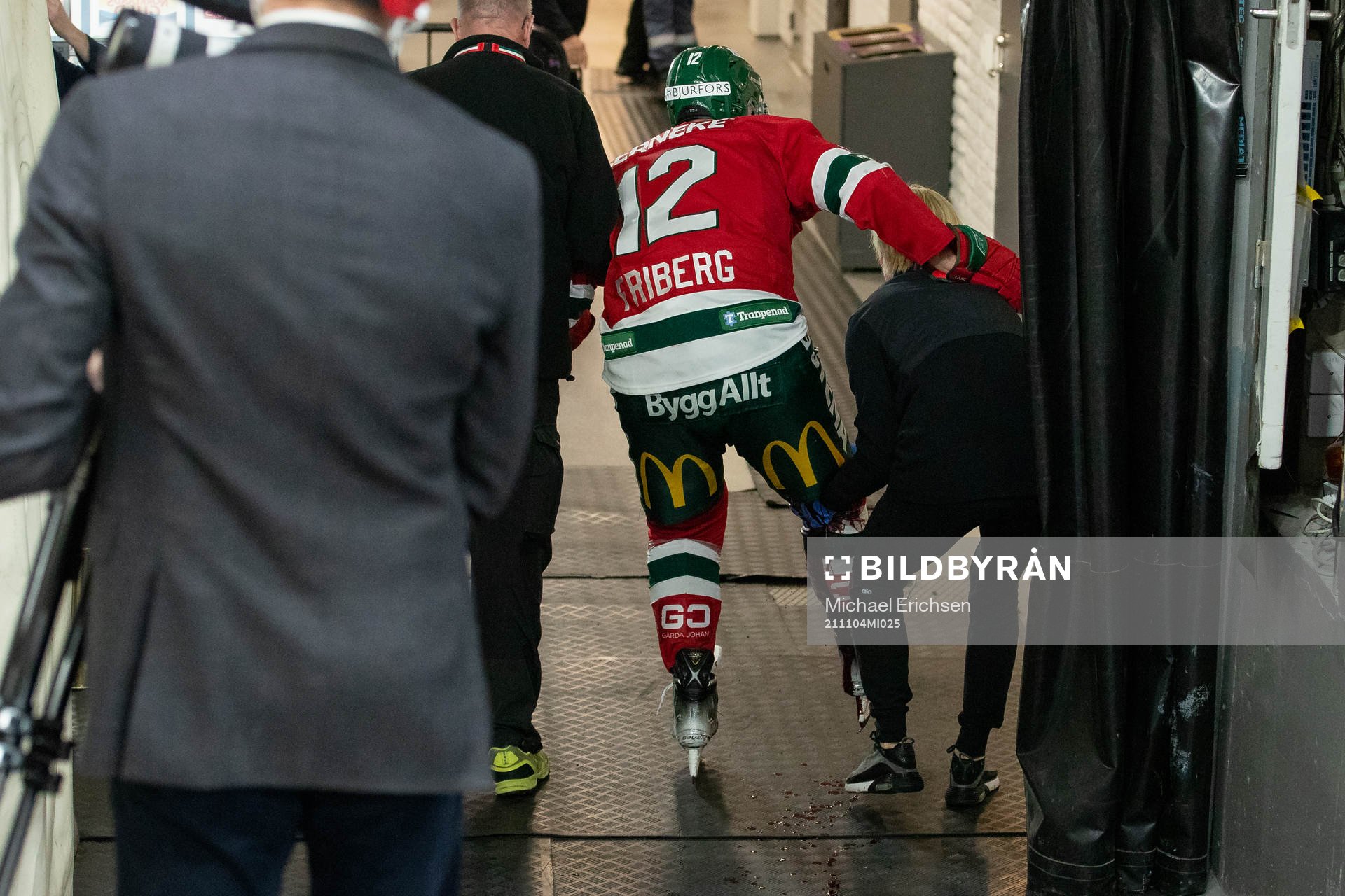 Frölundas Max Friberg lämnar isen blödande