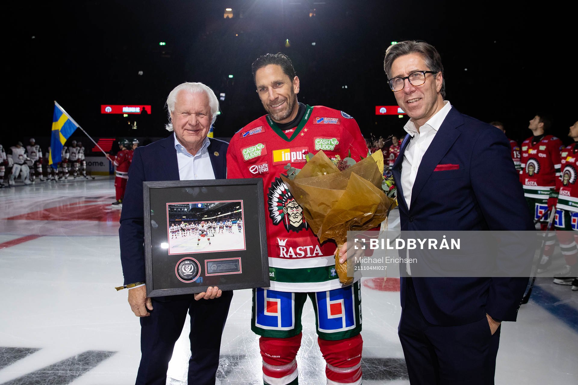 Frölundas Joel Lundqvist får pris av ordförande Mats