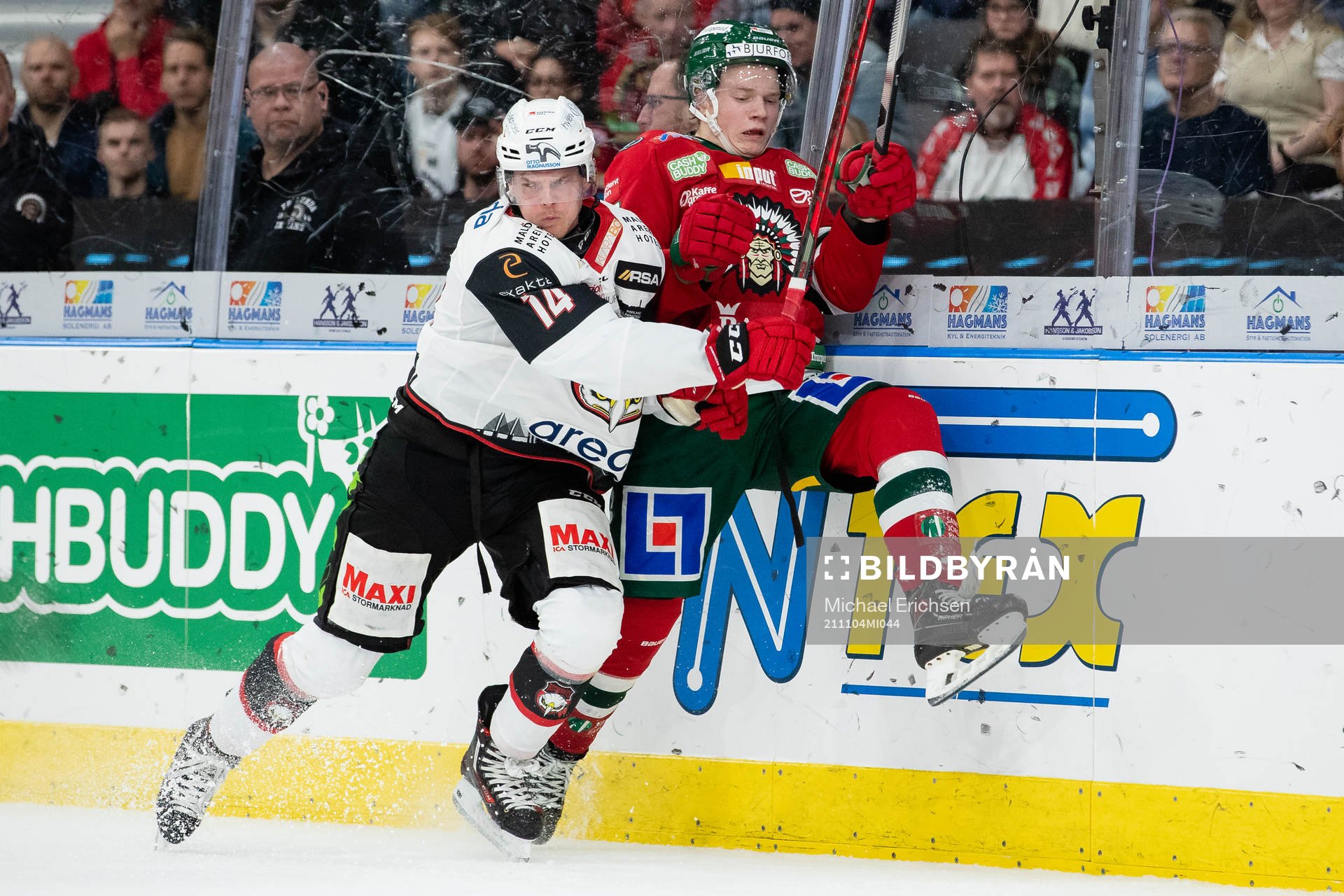 Malmö Redhawks Carl-Johan Lerby tacklar Frölundas Teodor
