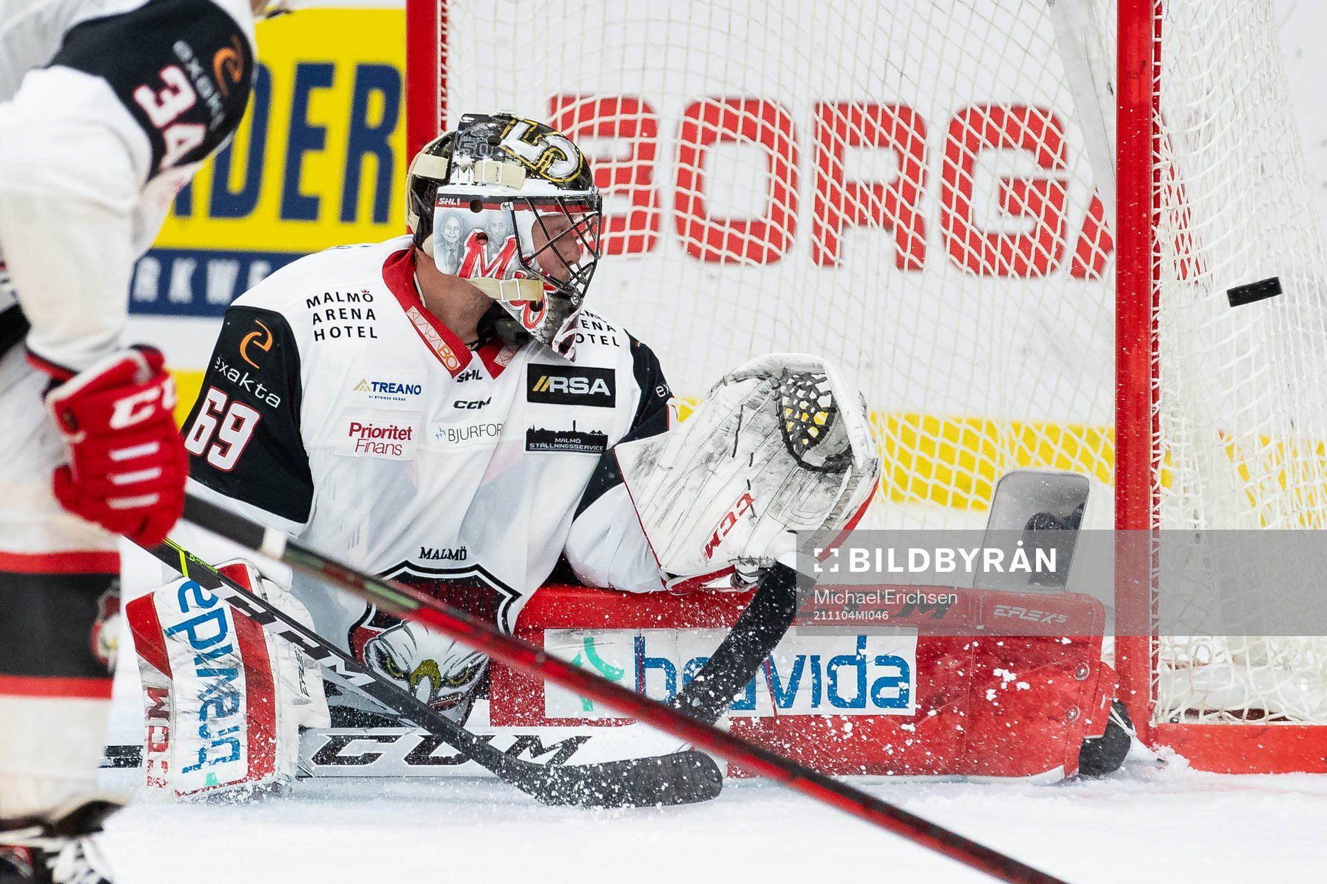 Malmö Redhawks målvakt Oscar Alsenfelt räddar ett skott