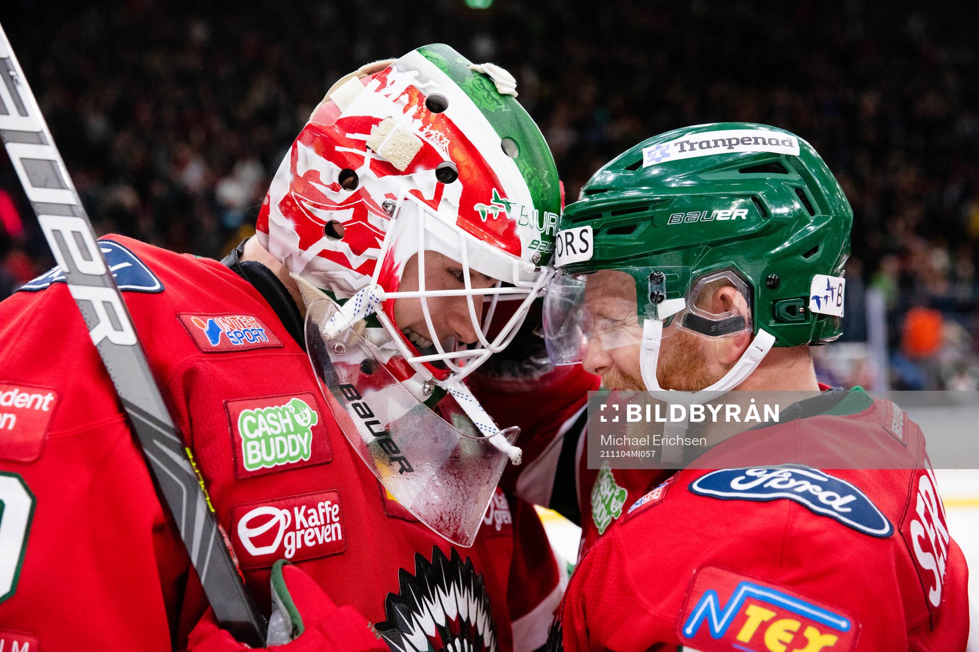 Frölundas målvakt Matthew Tomkins och Ryan Lasch jublar