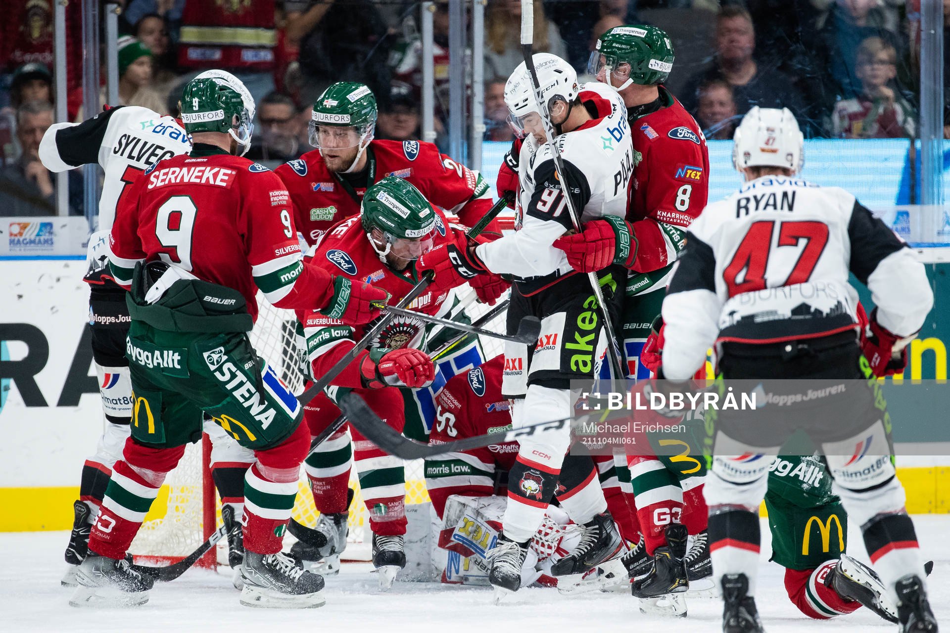 Frölundas målvakt Matthew Tomkins blockerar pucken