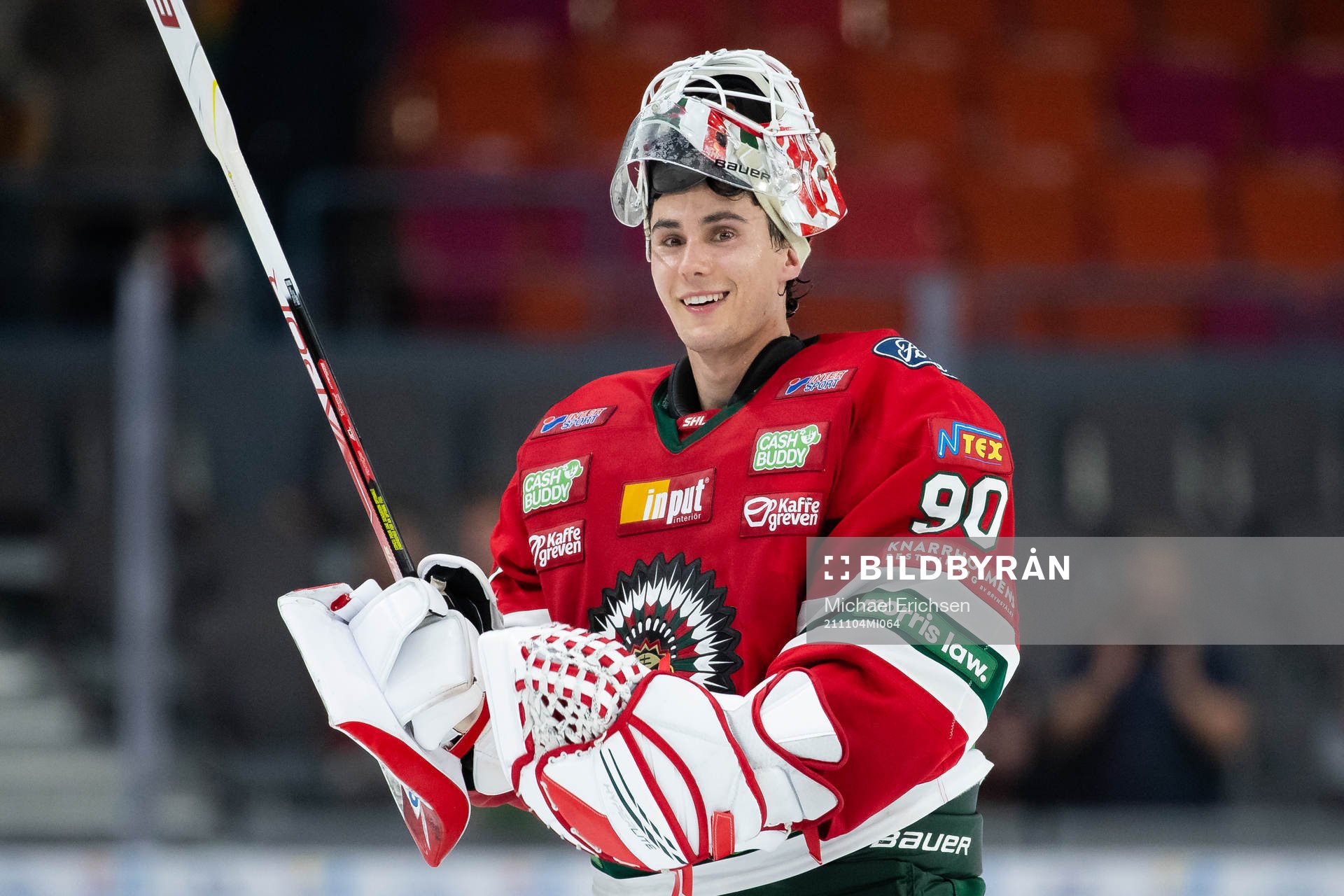 Frölundas målvakt Matthew Tomkins jublar