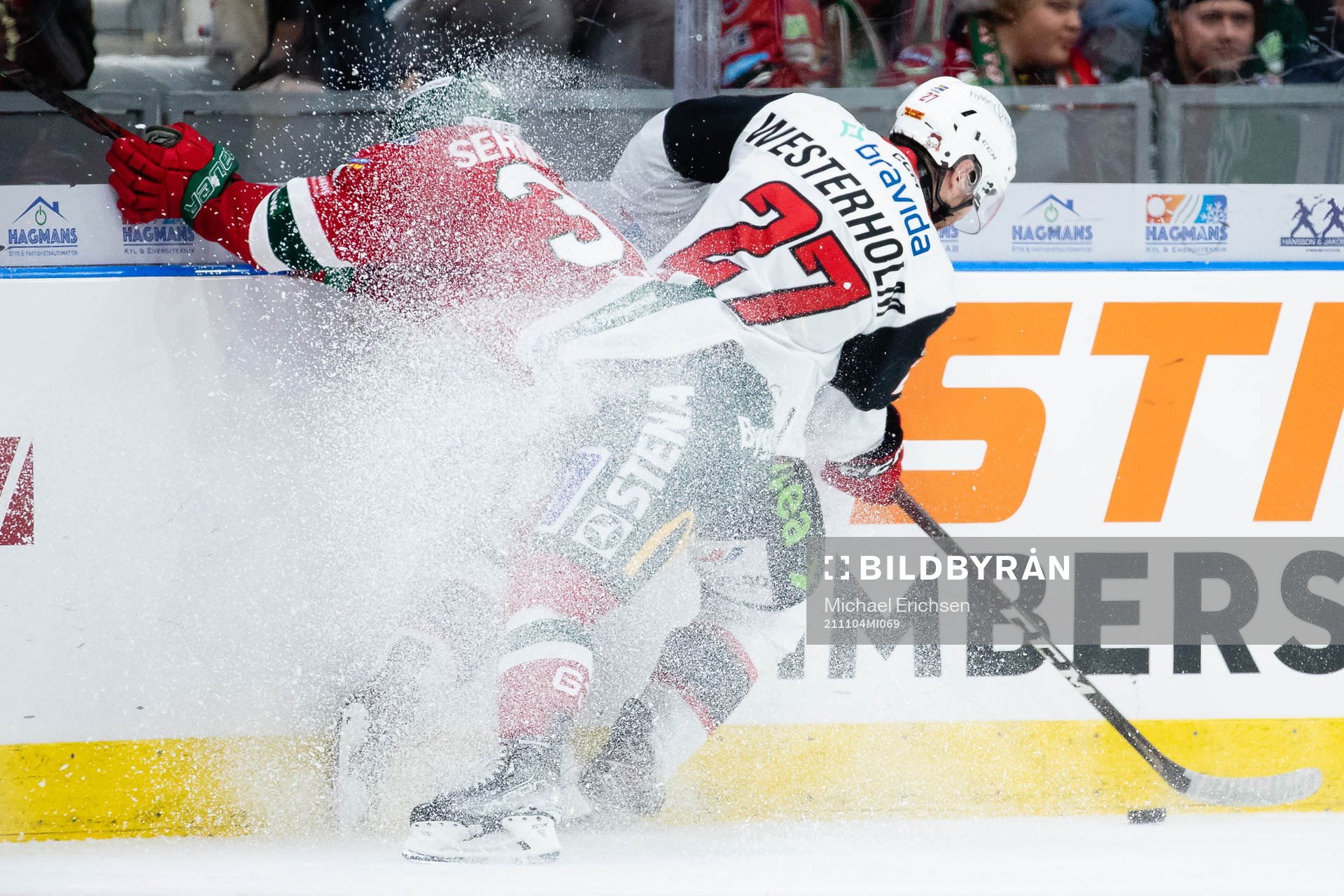 Malmö Redhawks Ponthus Westerholm tacklas av  Frölundas