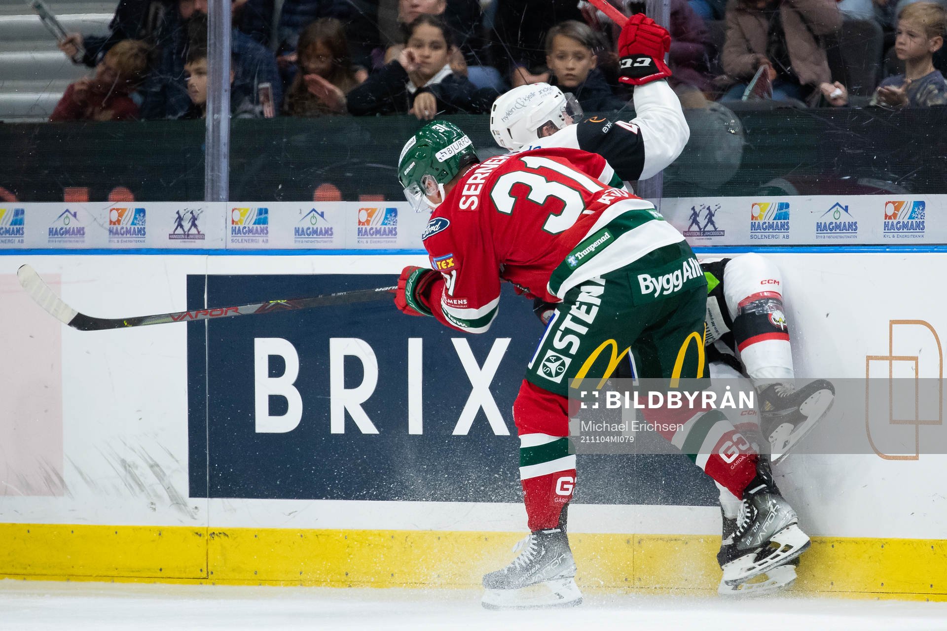 Frölundas Nicklas Lasu  tacklar Malmö Redhawks Joakim Ryan