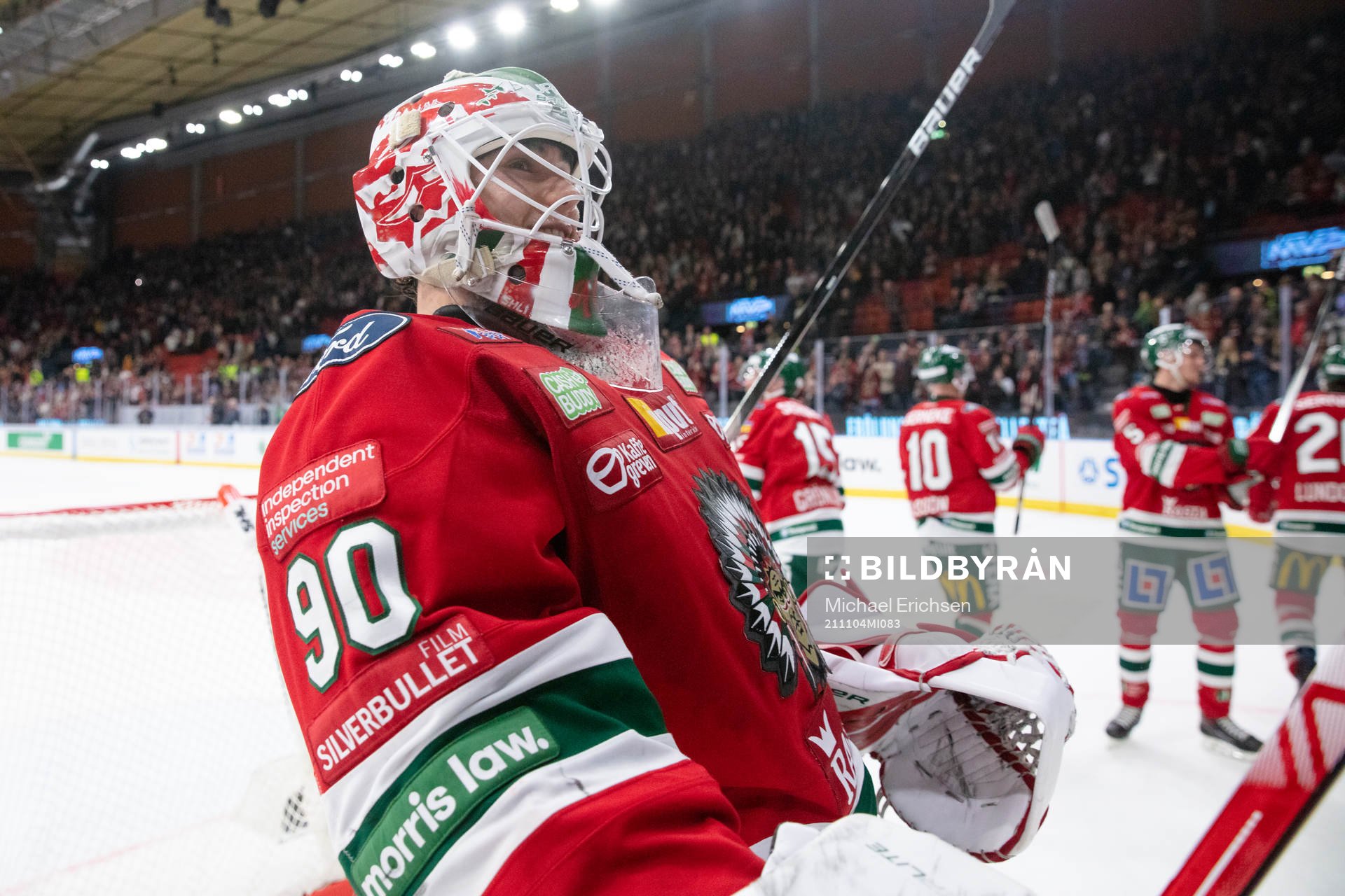 Frölundas målvakt Matthew Tomkins jublar