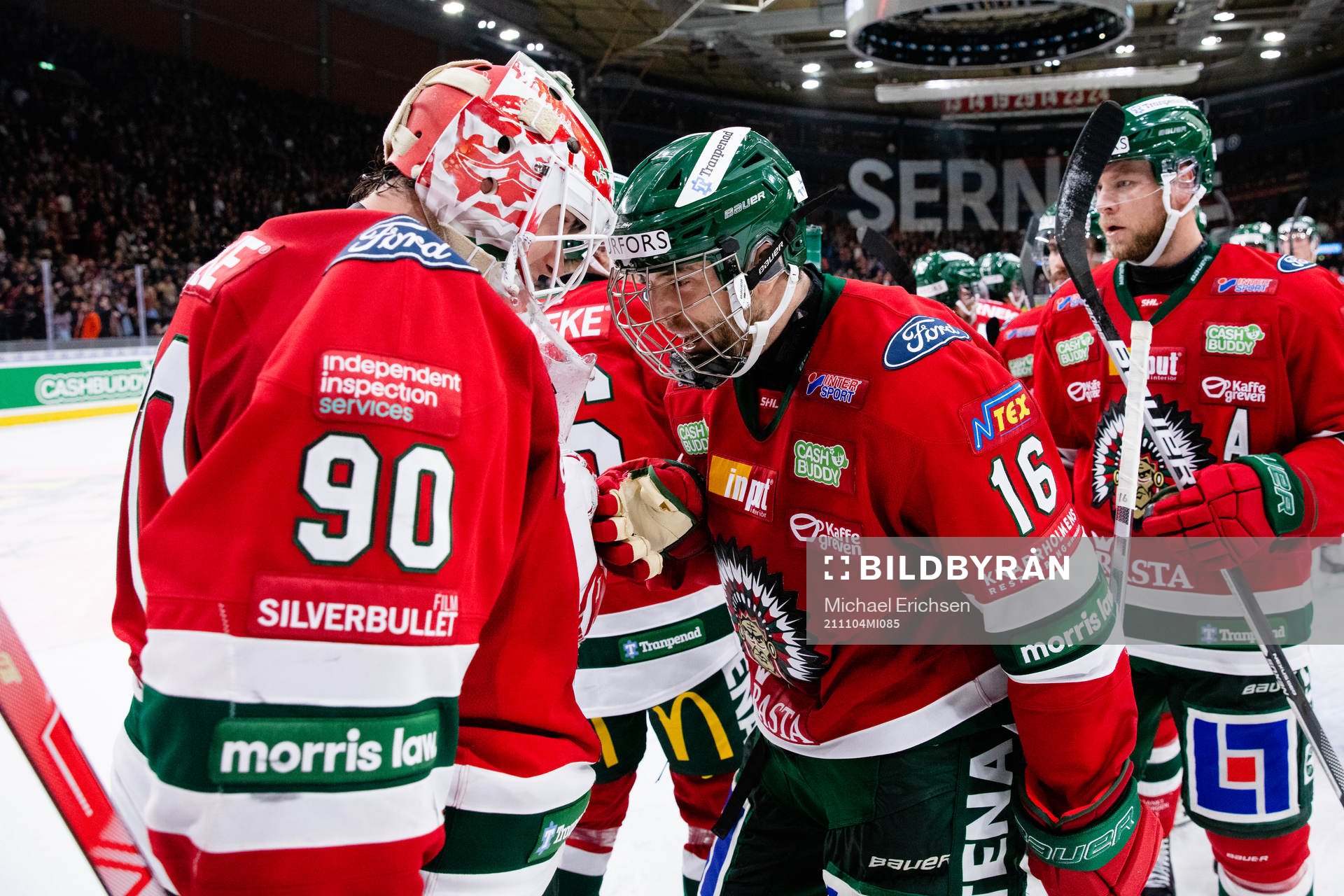 Frölundas målvakt Matthew Tomkins jublar ihop med Stefan