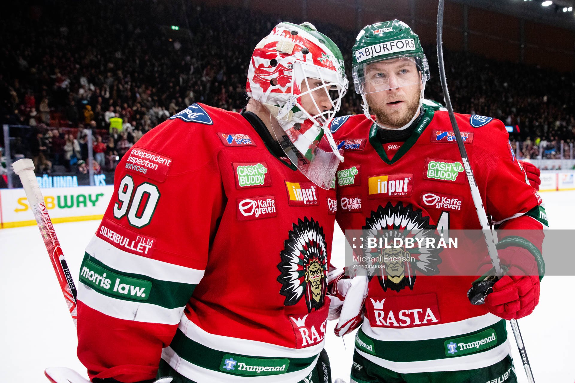 Frölundas målvakt Matthew Tomkins jublar ihop med