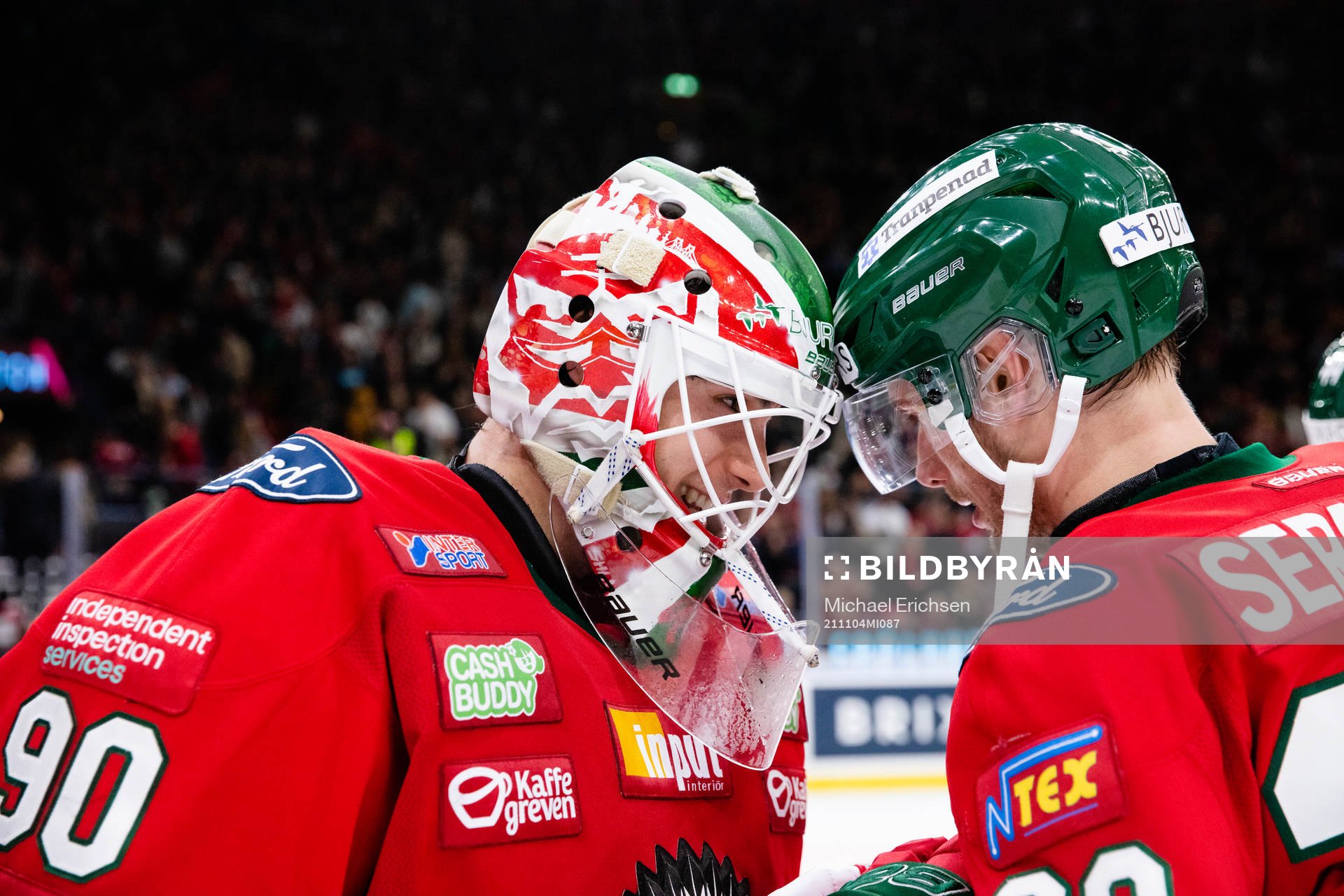 Frölundas målvakt Matthew Tomkins jublar ihop med Johan