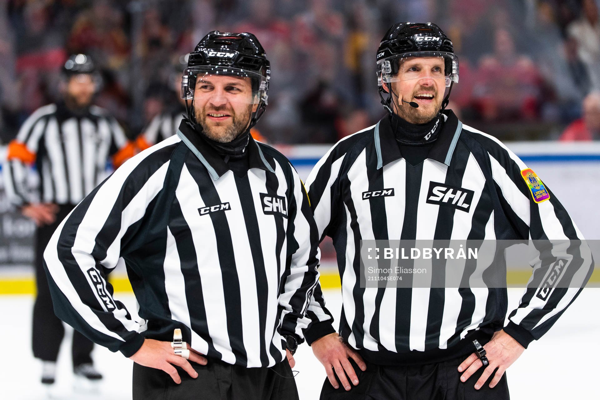 Linjedomare Emil Yletyinen och Linjedomare Johannes Käck