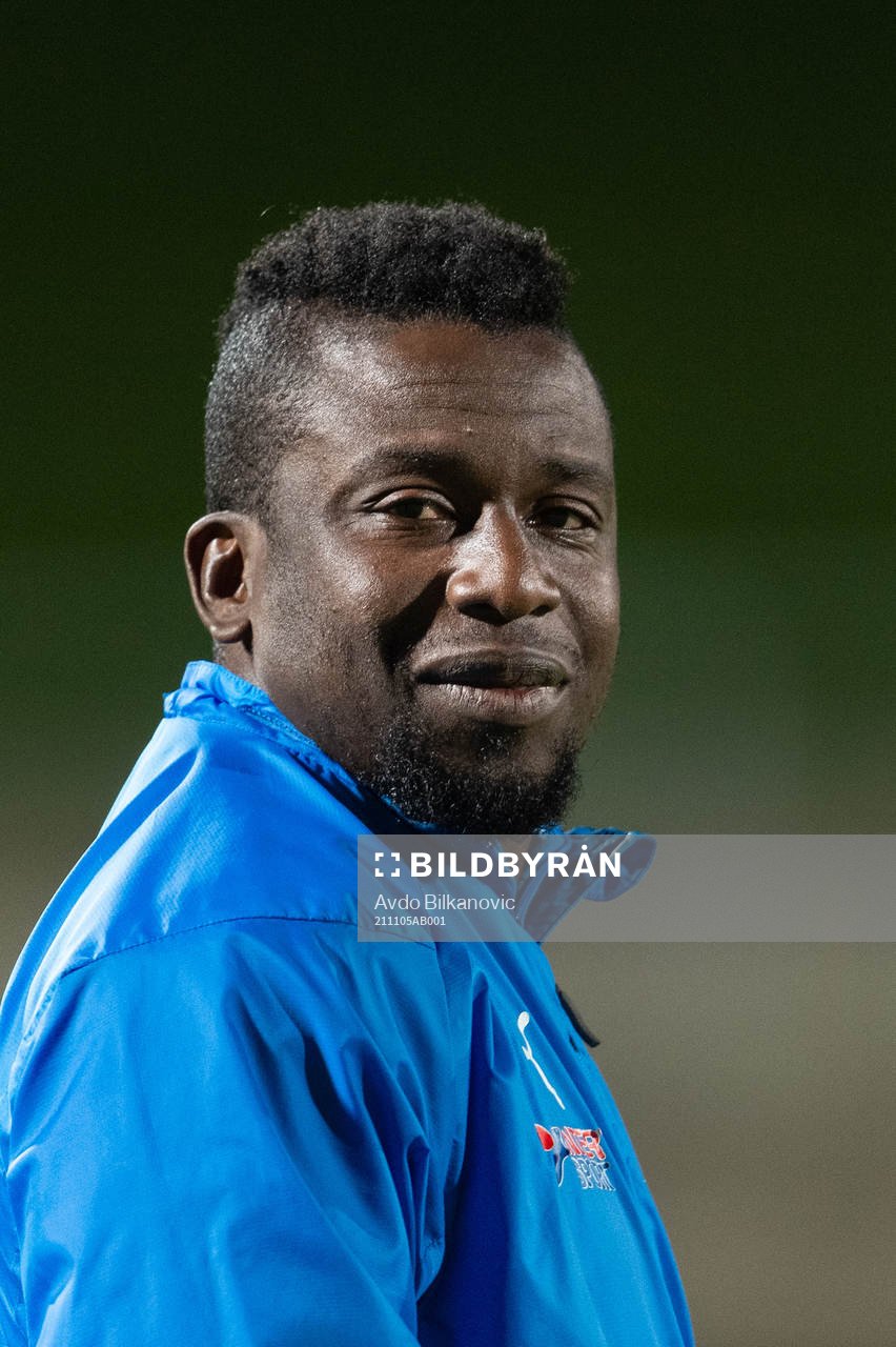 Lunds tränare Thierry Zahui under fotbollsmatchen i Division 1 Södra mellan Lunds BK och  IFK Malmö den 5 november 2021 i Lund. 