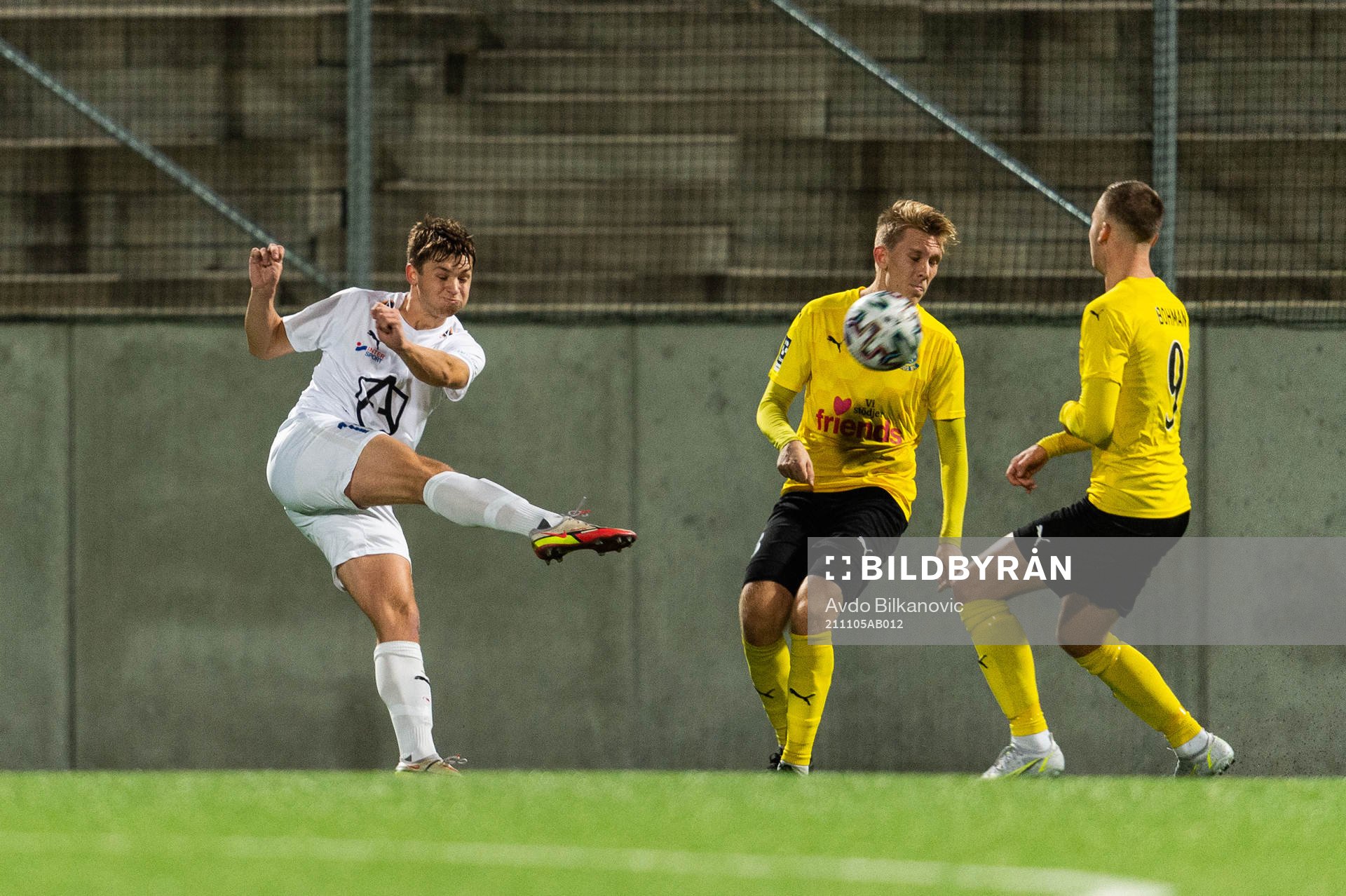 IFK Malmös Emil Jönsson skjuter in 1-1 målet