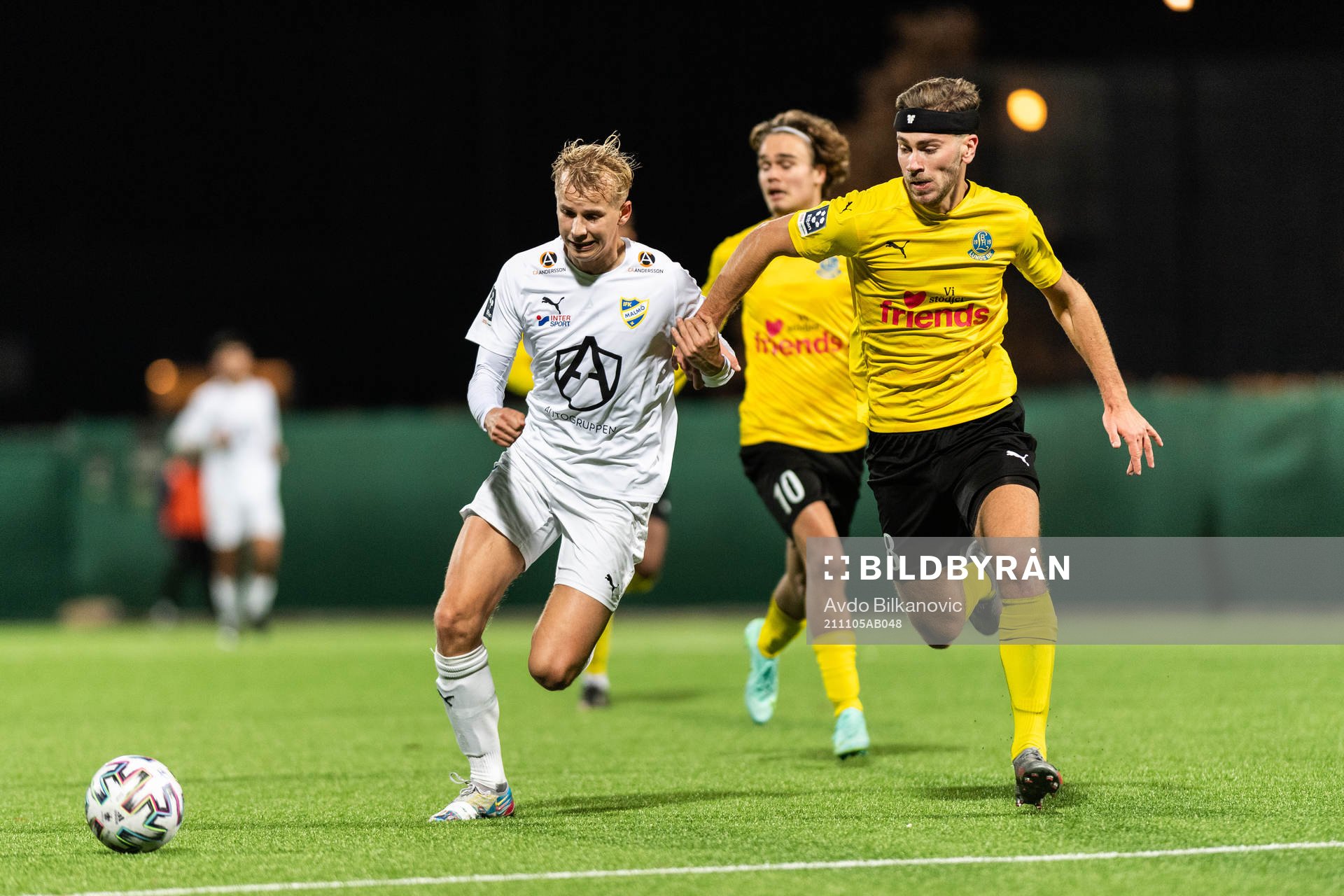 Lunds Jakob Ottosson och IFK Malmös Jakob Andersson under fotbollsmatchen i Division 1 Södra mellan Lunds BK och IFK Malmö den 5 november 2021 i Lund.