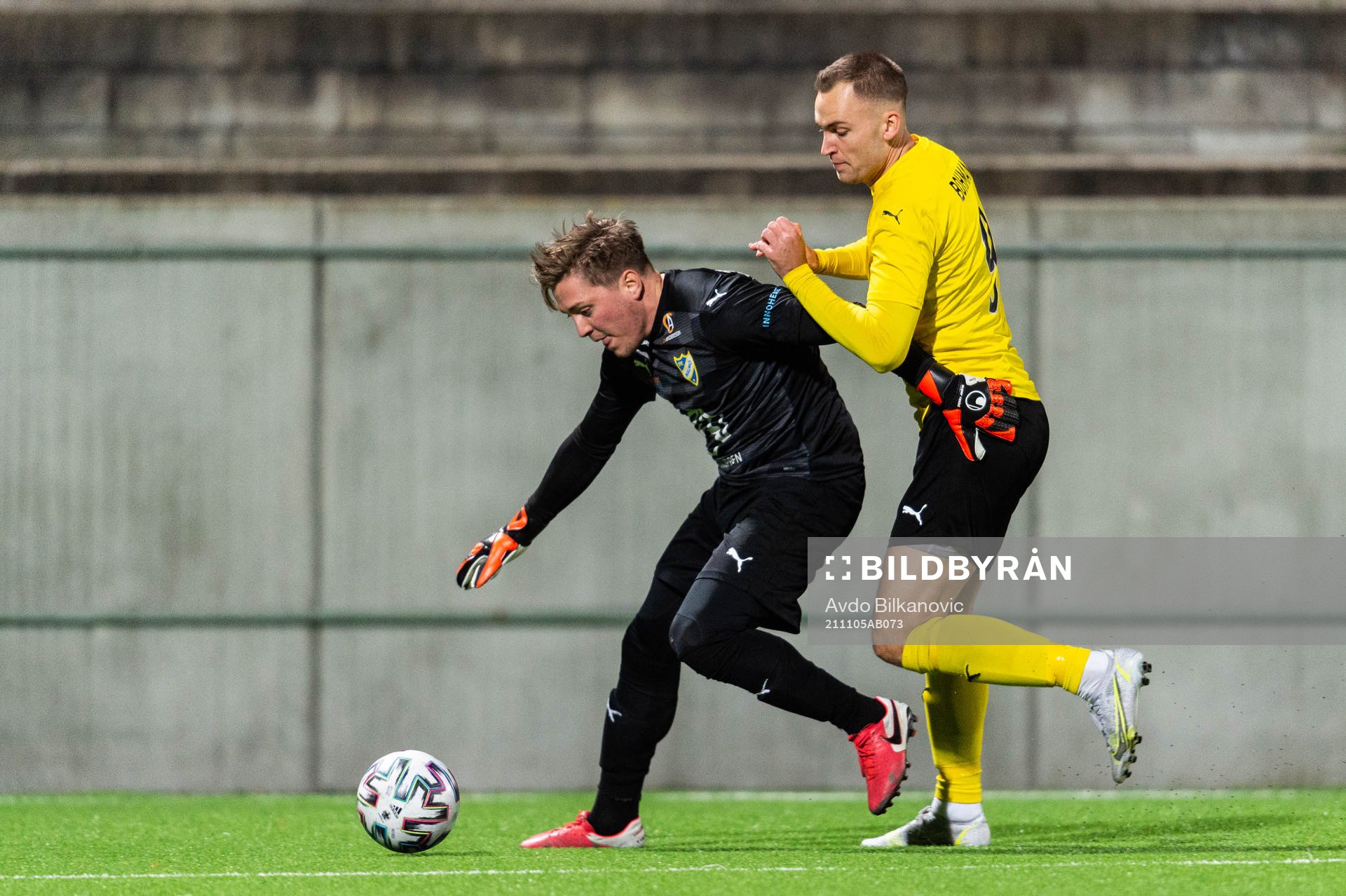 Lunds Filip Bohman och IFK Malmös målvakt Victor Ringdahl