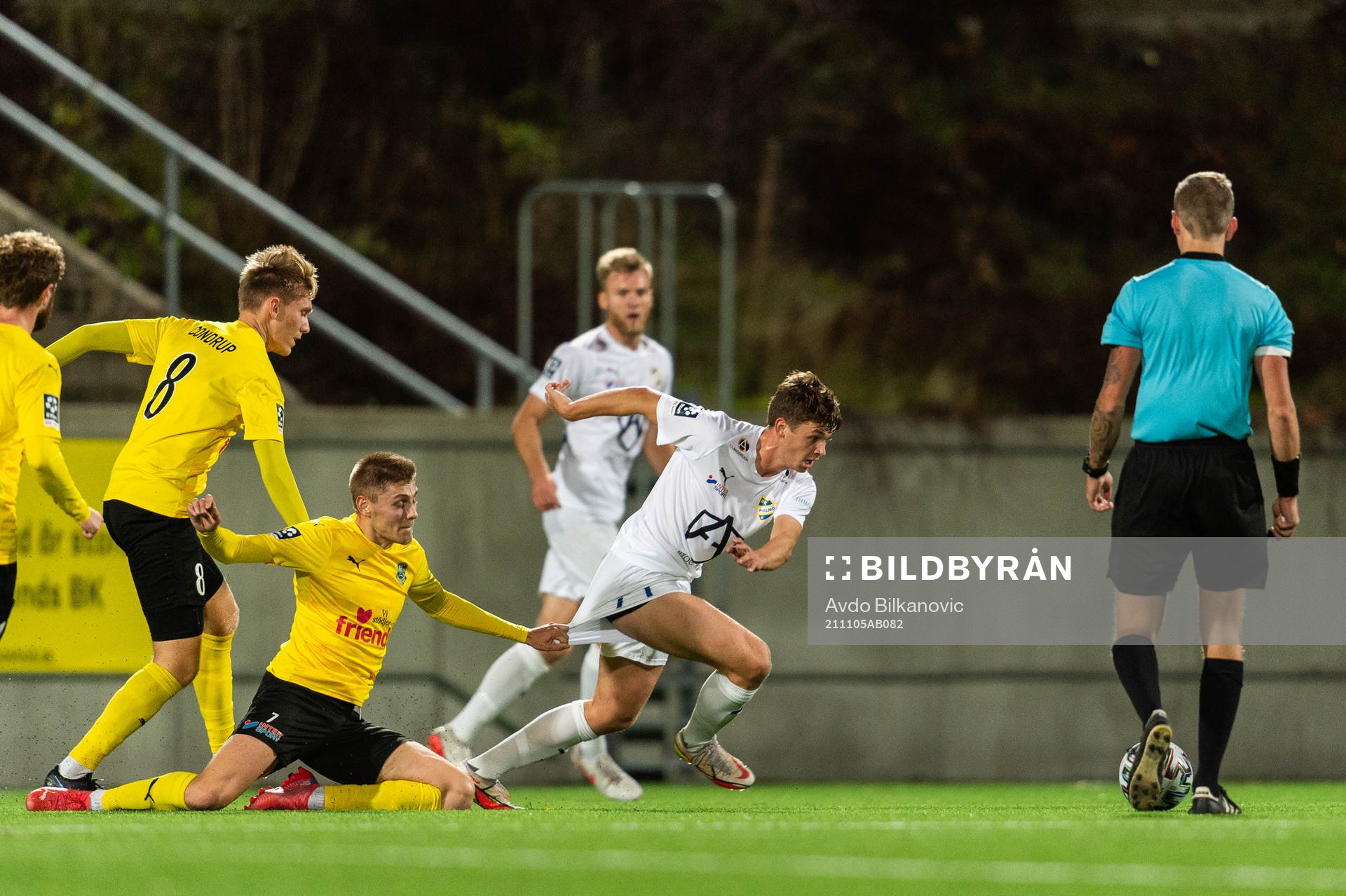 Lunds Måns Hofvander drar i IFK Malmös Emil Jönsson