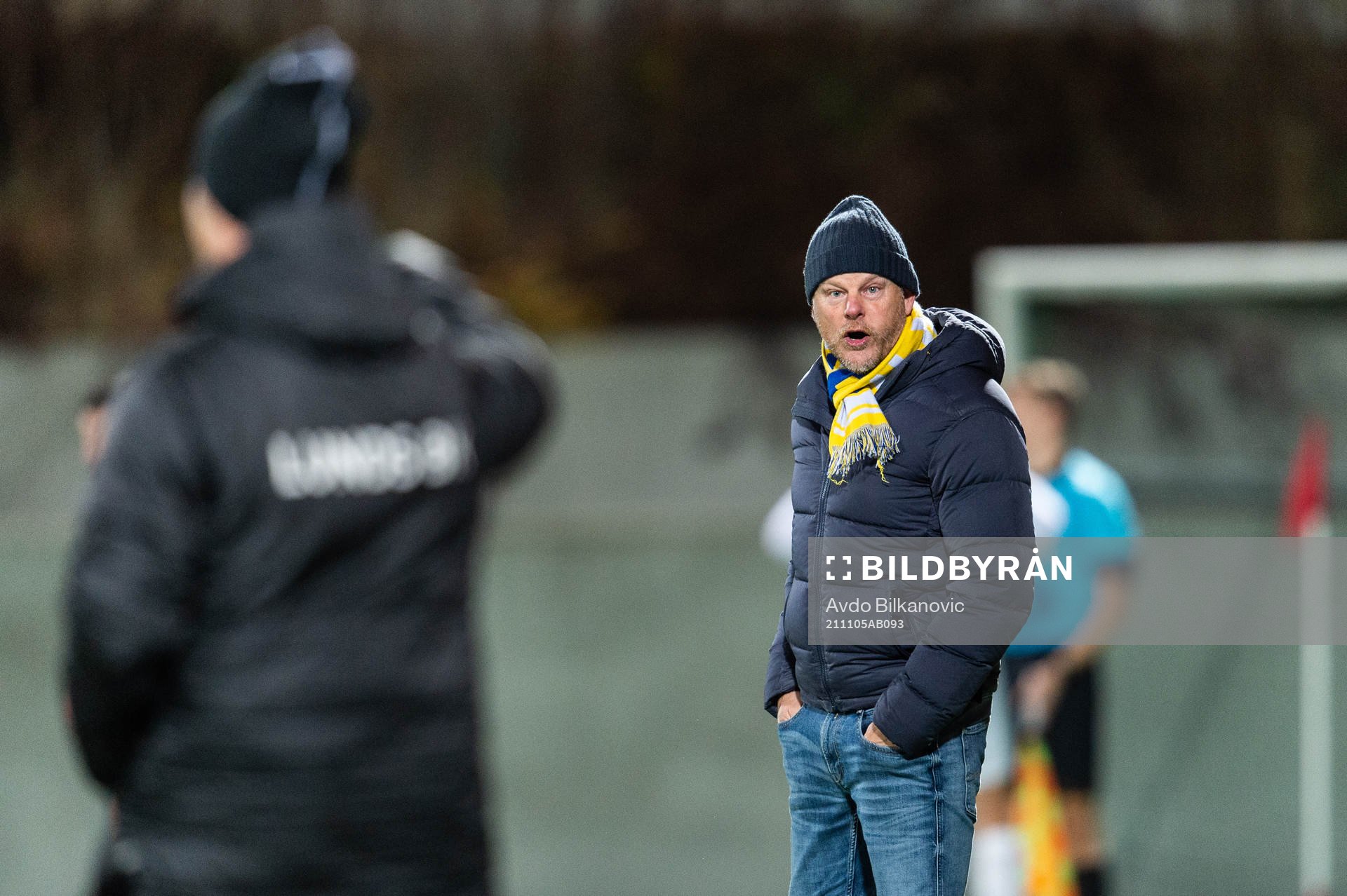 Lunds sportchef Stefan Jansson i diskussion med IFK Malmös