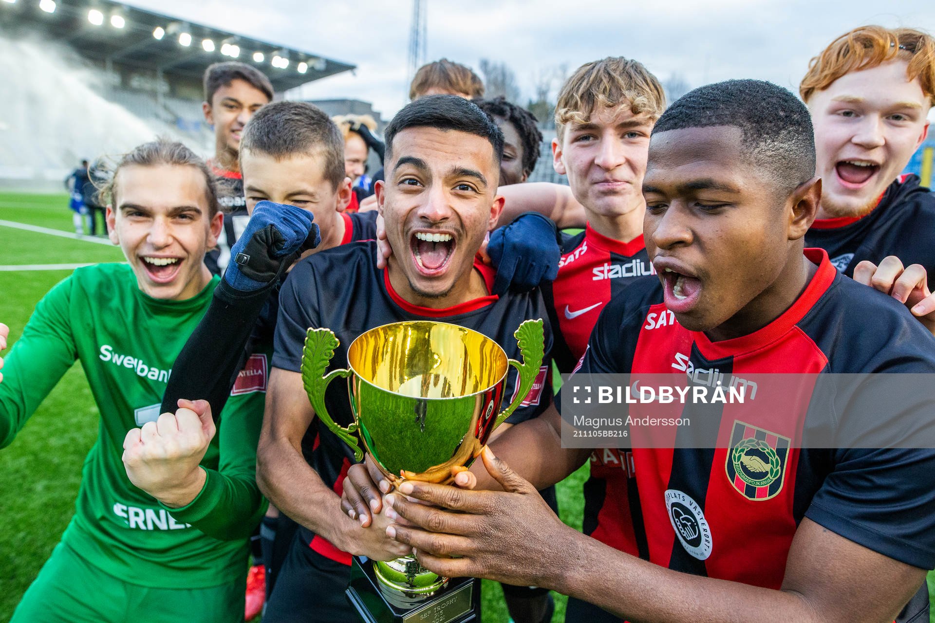Brommapojkarna firar segern över IFK Göteborg
