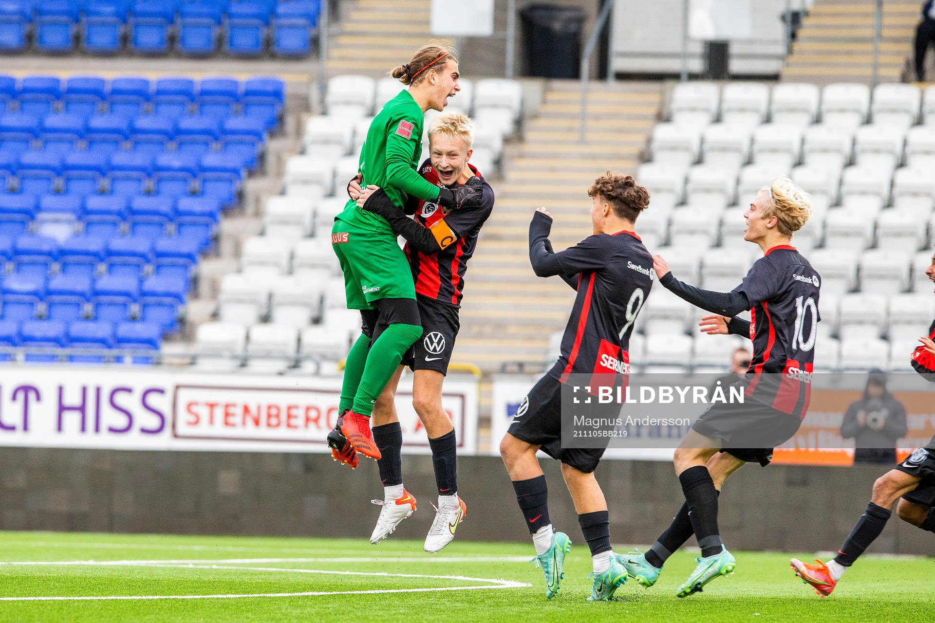 Brommapojkarna firar segern över IFK Göteborg