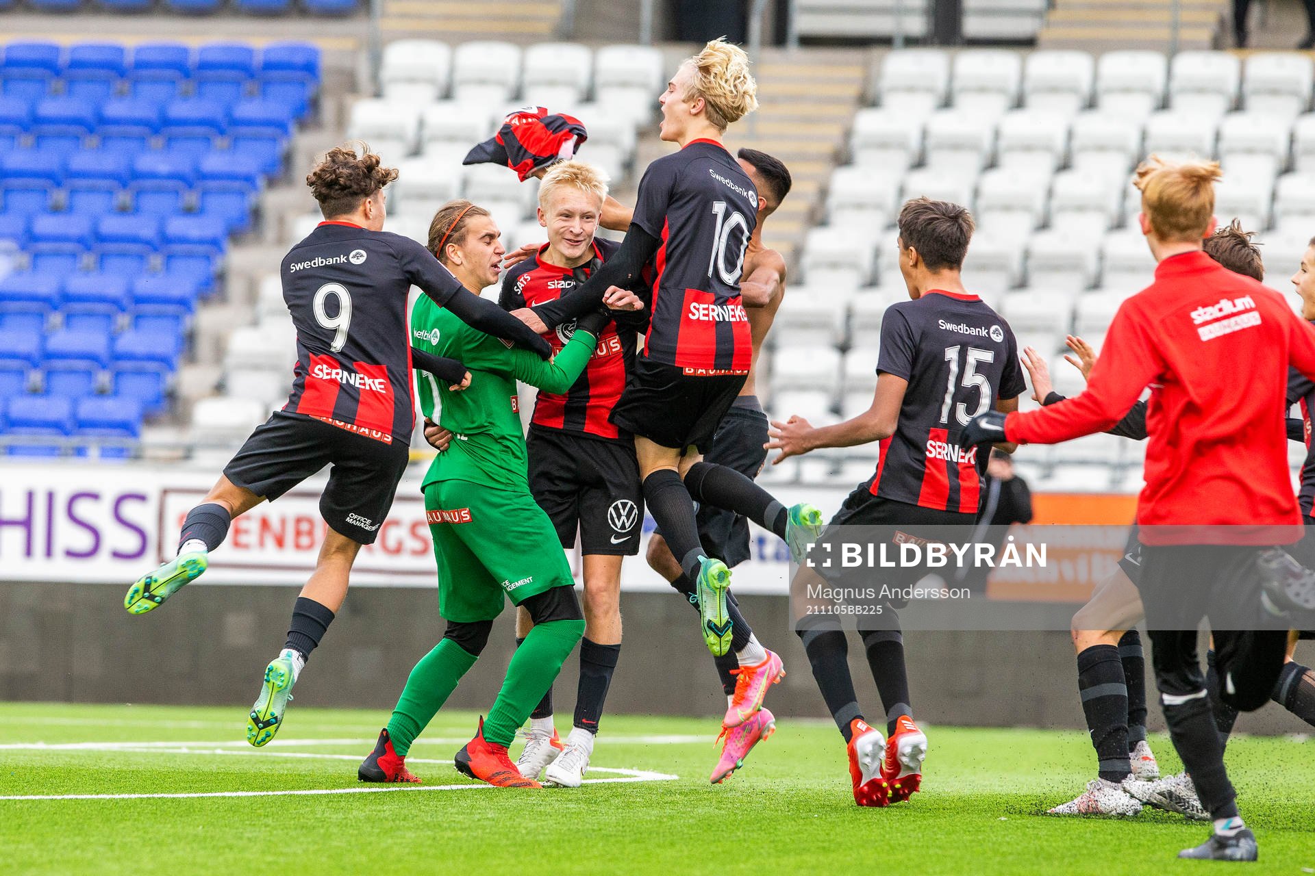 Brommapojkarna firar segern över IFK Göteborg