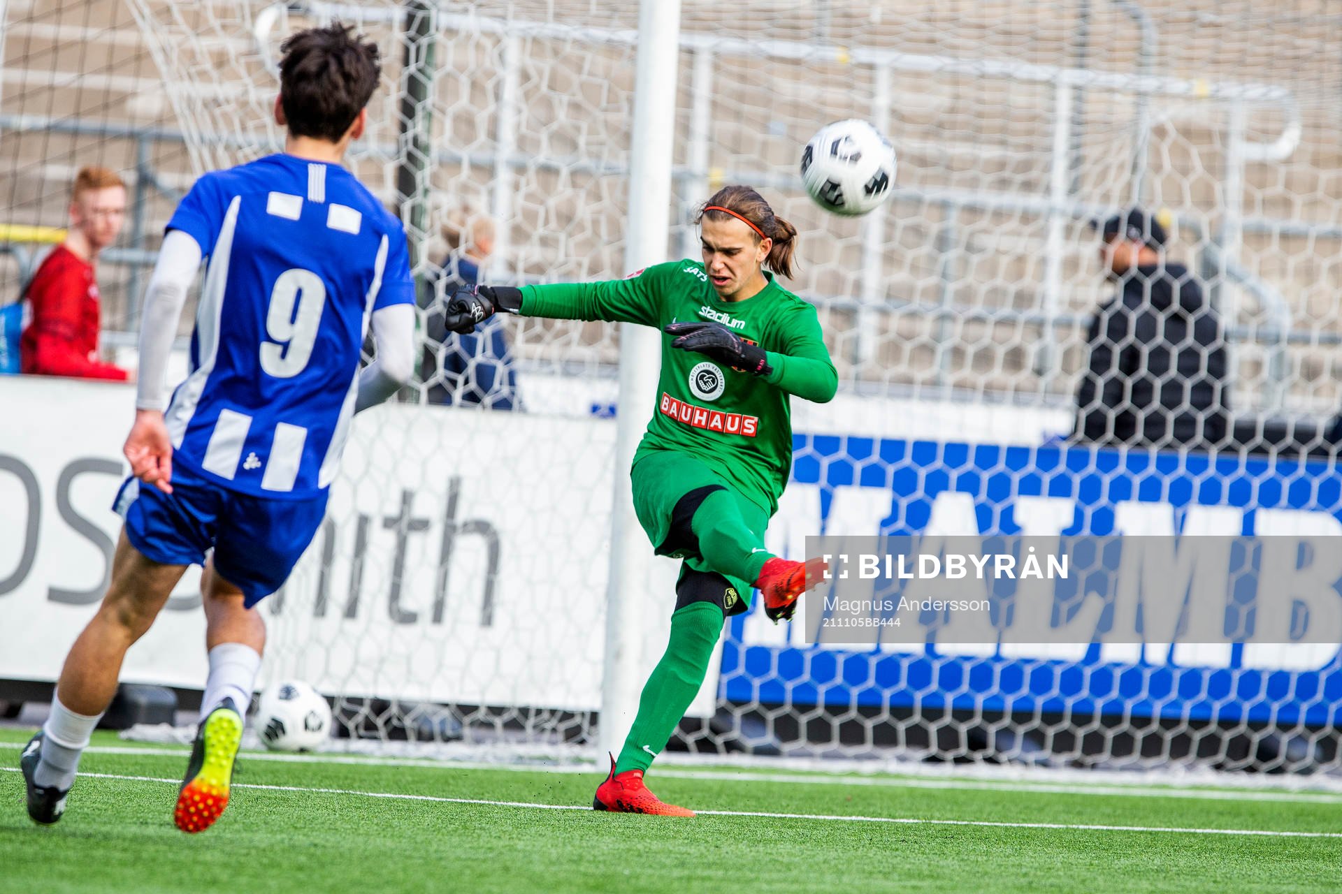 IFK Göteborgs Leon Dusi  på väg fram mot Brommapojkarnas
