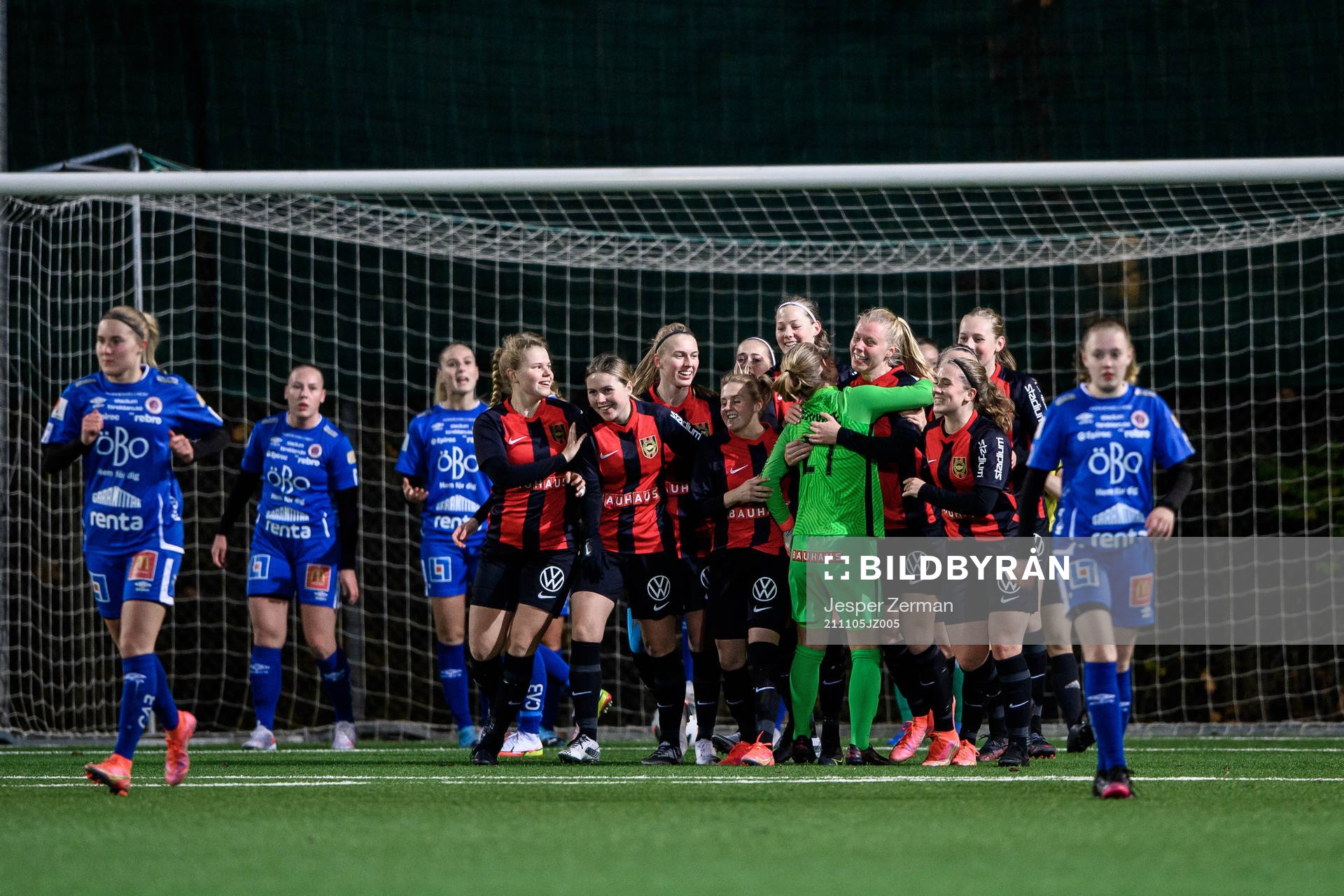 Brommapojkarnas Liv Brunzell jublar med lagkamrater