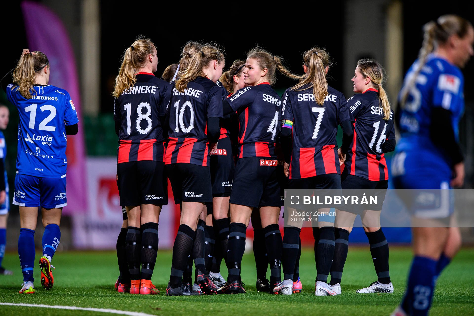 Brommapojkarnas spelare jublar efter 5-0 under semifinalen mellan Brommapojkarna och Örebro i F19-slutspelet den 5 november 2021 i Stockholm. 
