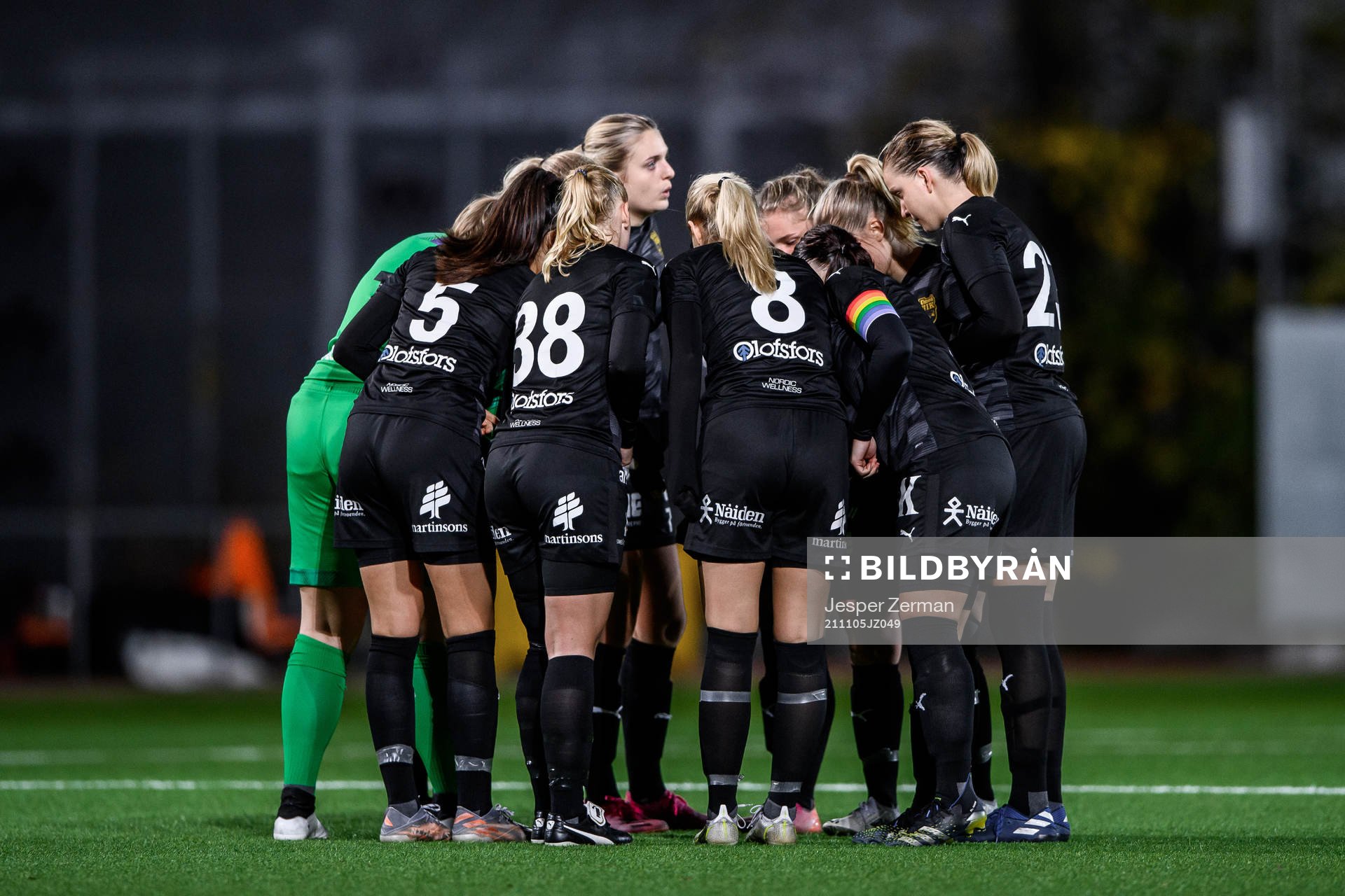 Umeås spelare samlas i en ring inför andra halvlek under semifinalen i F19-slutspelet mellan Rosengård och Umeå IK den 5 november 2021 i Stockholm. 